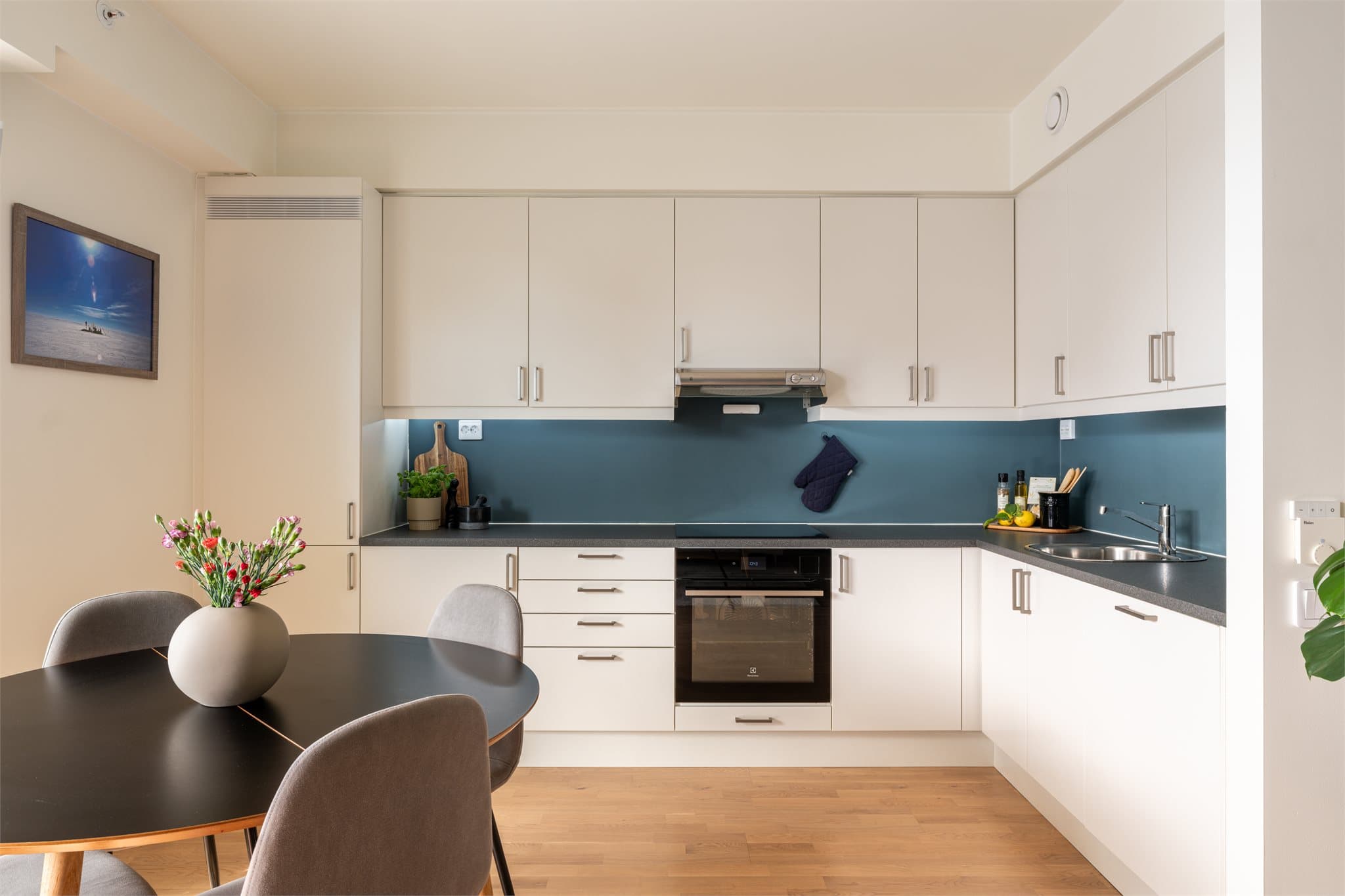 Moderne og funksjonelt kjøkken fra Sigdal (2020) med integrerte hvitevarer og godt med skapplass.