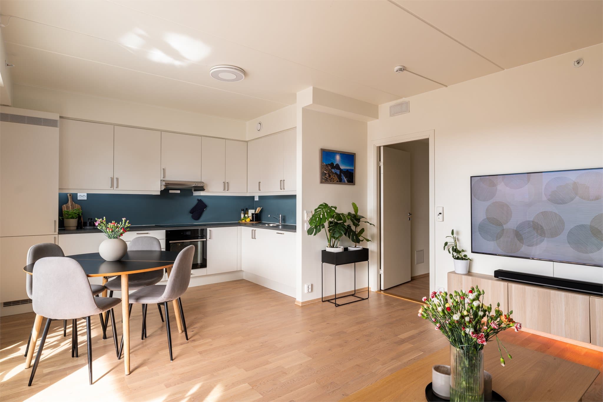 Leiligheten har balansert ventilasjon, som sikrer et sunt og godt inneklima i alle rom.