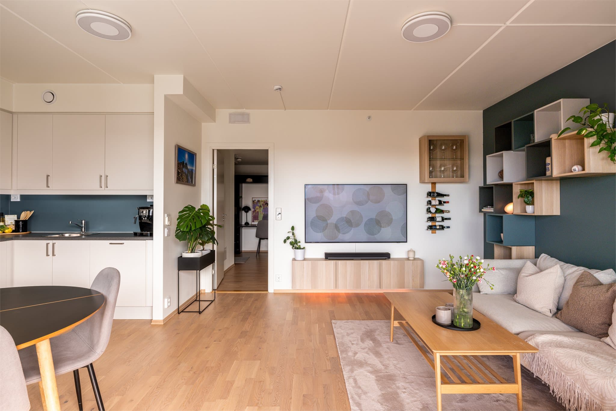 Gjennomgående parkett på gulv i stue, kjøkken og soverom gir et helhetlig og pent uttrykk.