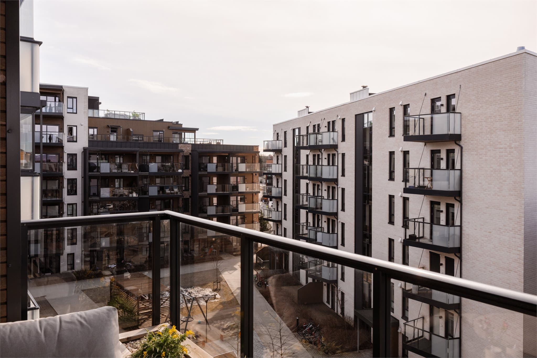 Beliggende i øverste etasje får du en luftig uteplass med flott utsyn og gode solforhold.