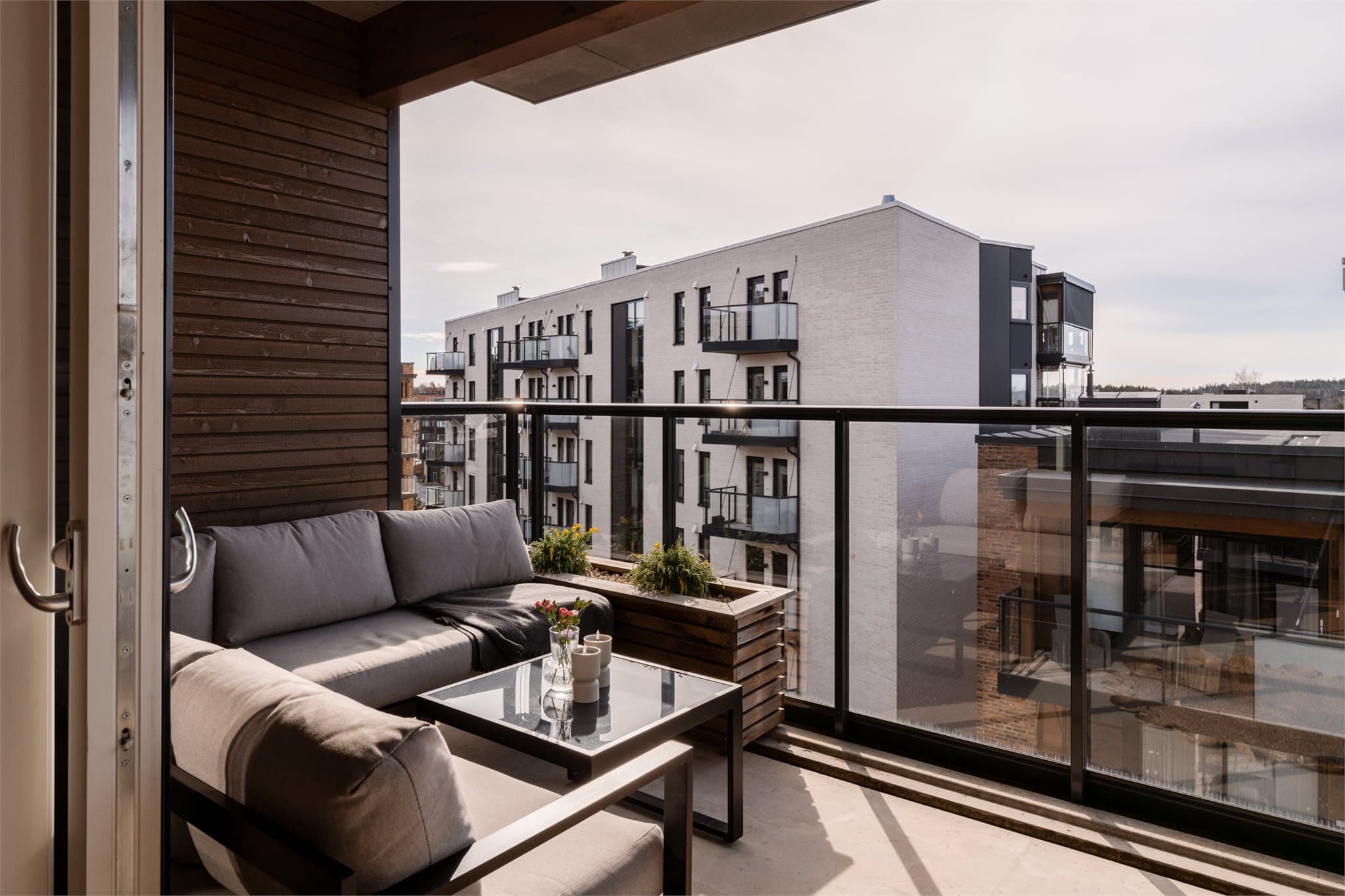 Den store balkongen på ca. 12 m² har god plass til en romslig sittegruppe.