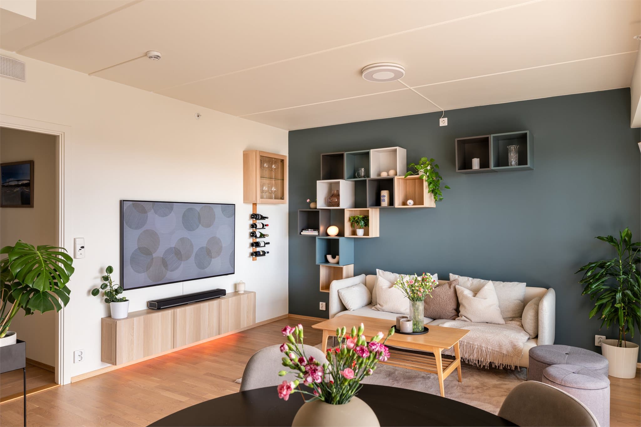 Fjernvarme og varmtvann er inkludert i felleskostnadene (a-konto).