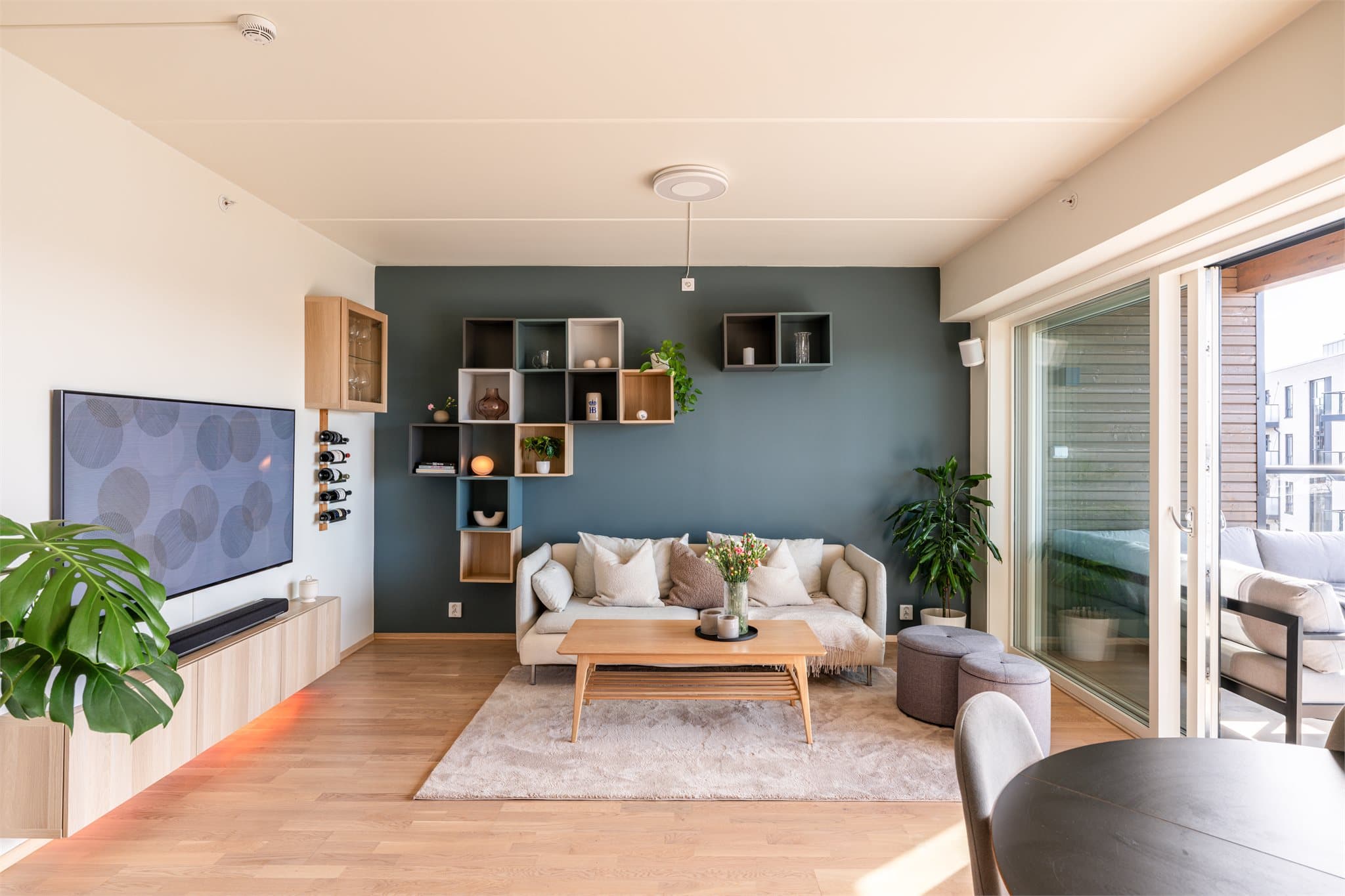 Store vinduer og glassdører med isolerglass fra 2018 slipper inn rikelig med naturlig lys.