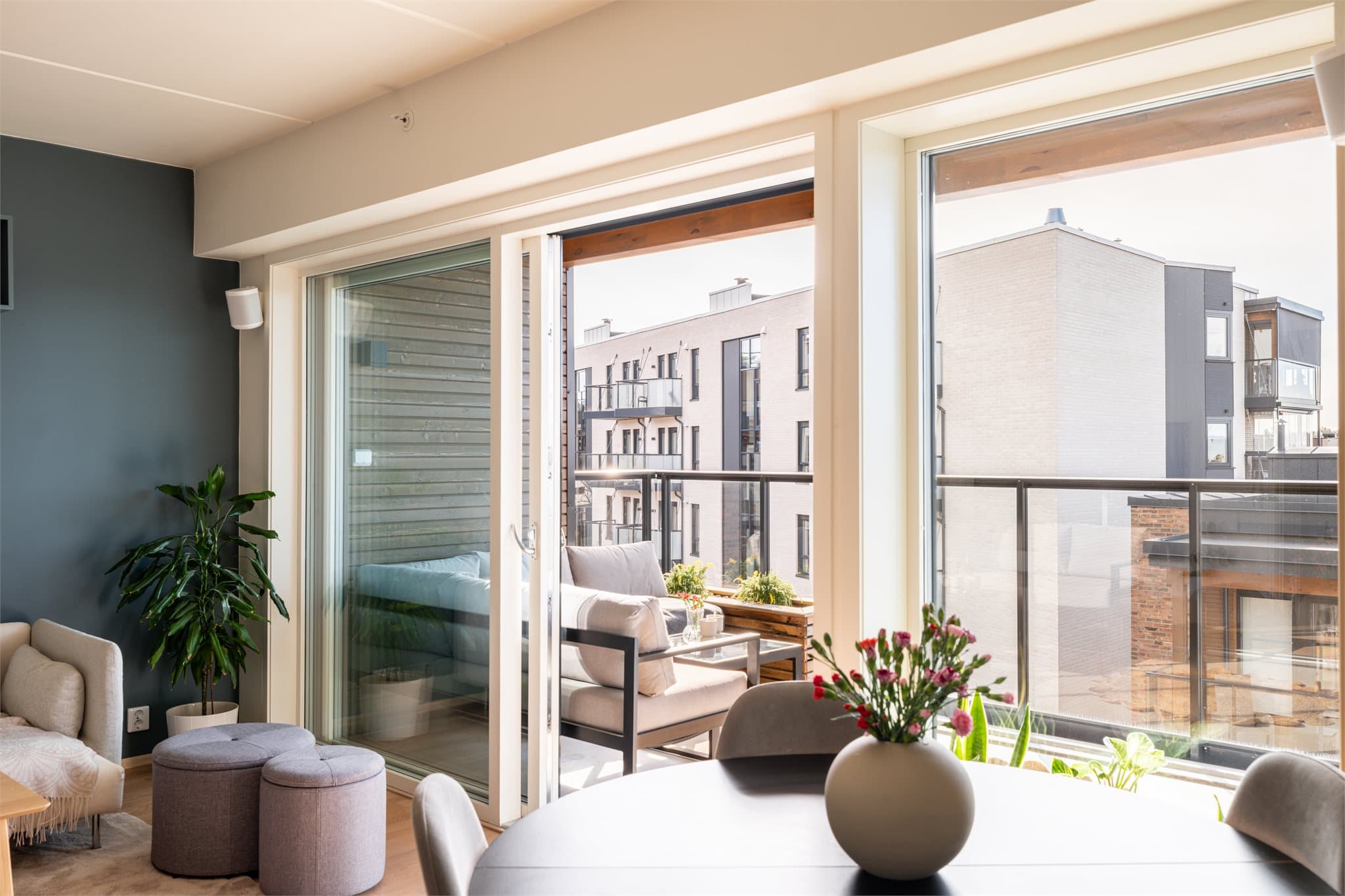 Fra stuen er det direkte utgang til en romslig balkong som fungerer som en naturlig forlengelse av rommet.