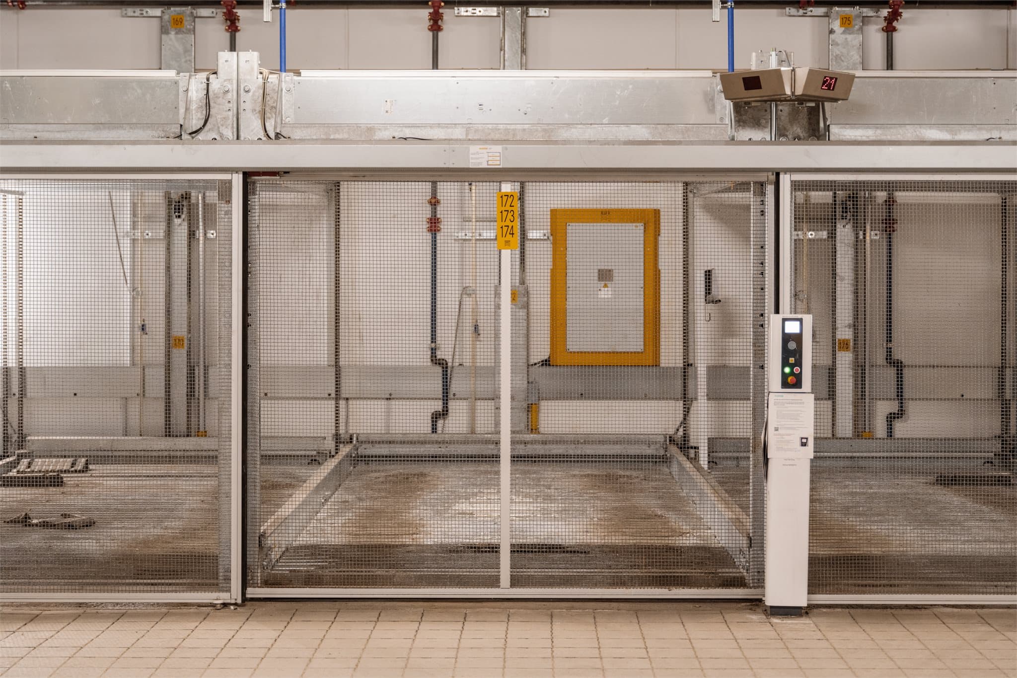 Leiligheten disponerer garasjeplass i felles anlegg med systemheis. Plass nr. 174 i systemheis.