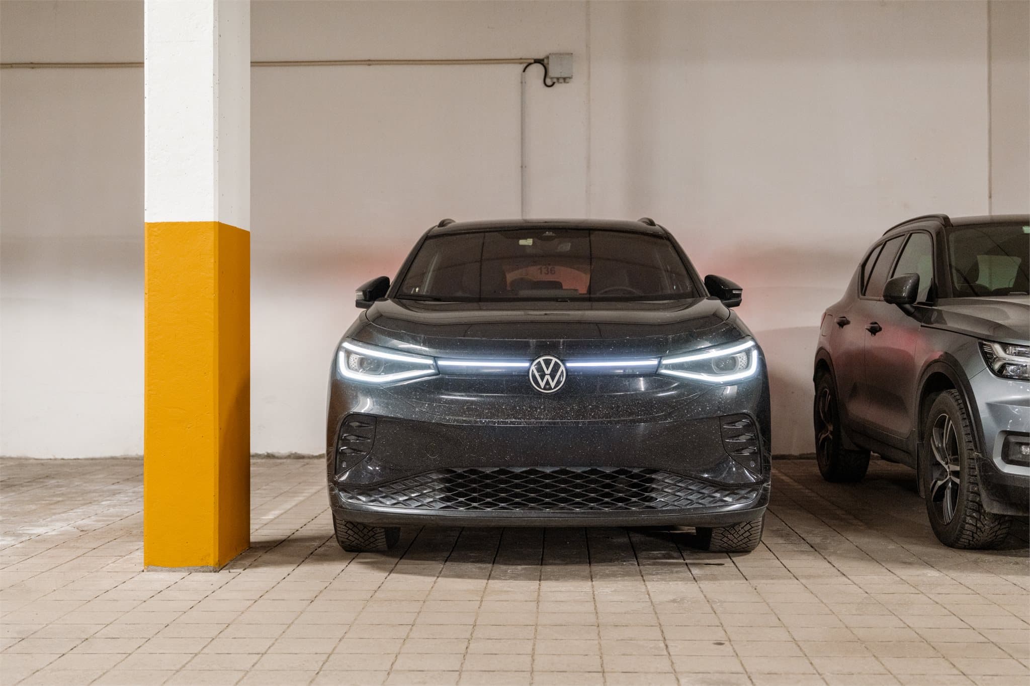 Det er mulighet for kjøp av en ekstra plass med elbil-lader. Garasjeplass nr. 136.