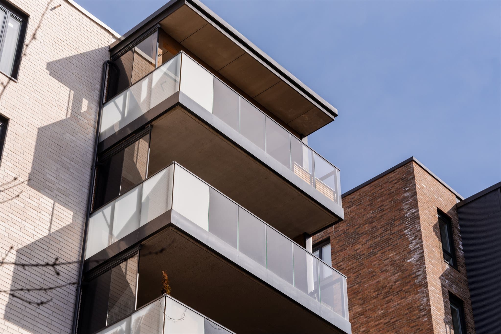 Moderne leilighetsbygg fra 2020 med en vedlikeholdsvennlig fasade forblendet med teglstein.