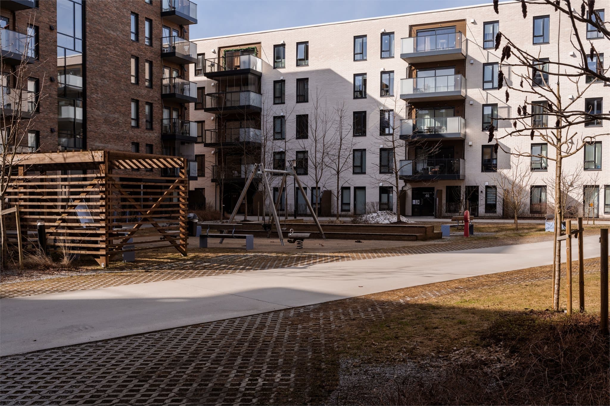Fra leiligheten er det kun få minutters gange til Jessheim stasjon, med hyppige avganger mot Oslo og Gardermoen.