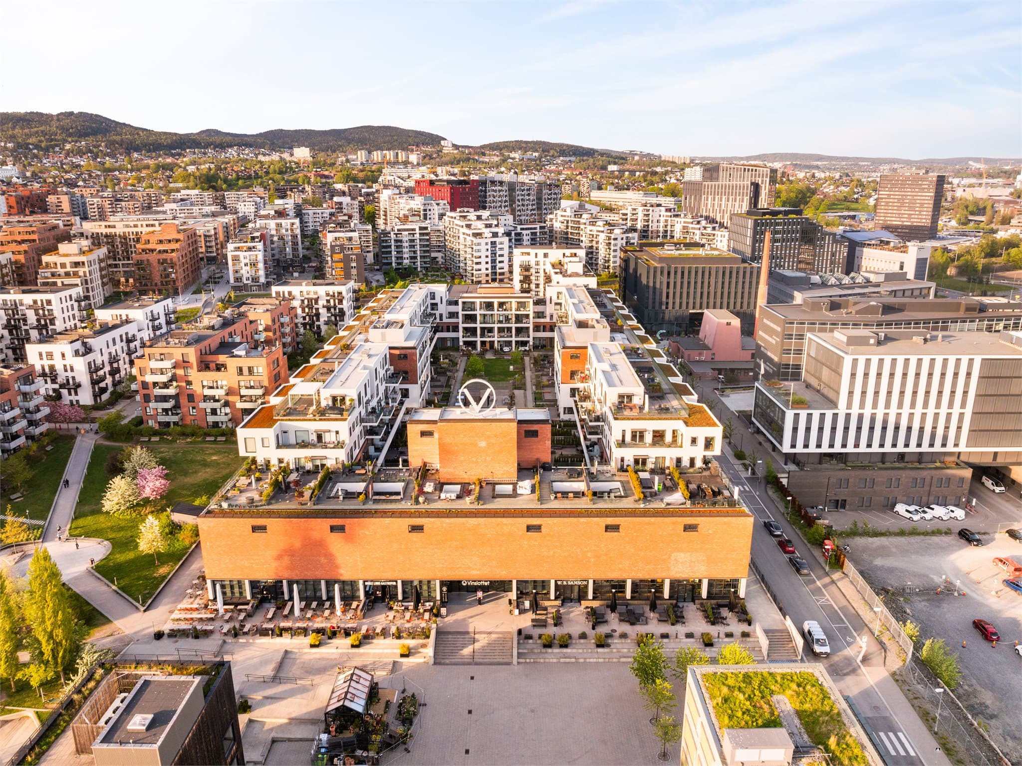 Området har gjennomgått en omfattende transformasjon de siste årene, hvor tidligere industribygg har blitt erstattet av moderne boliger og næringslokaler.