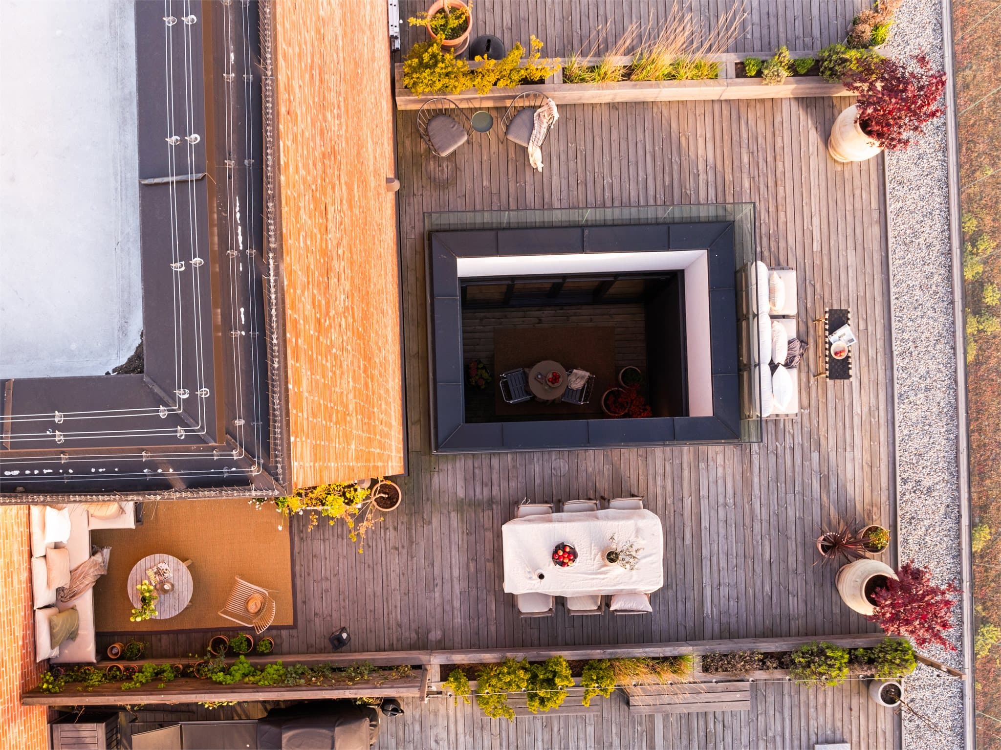Med beplantning og god plass til både spisegruppe og loungeområde, er terrassen ideell for hyggelige uteopplevelser.