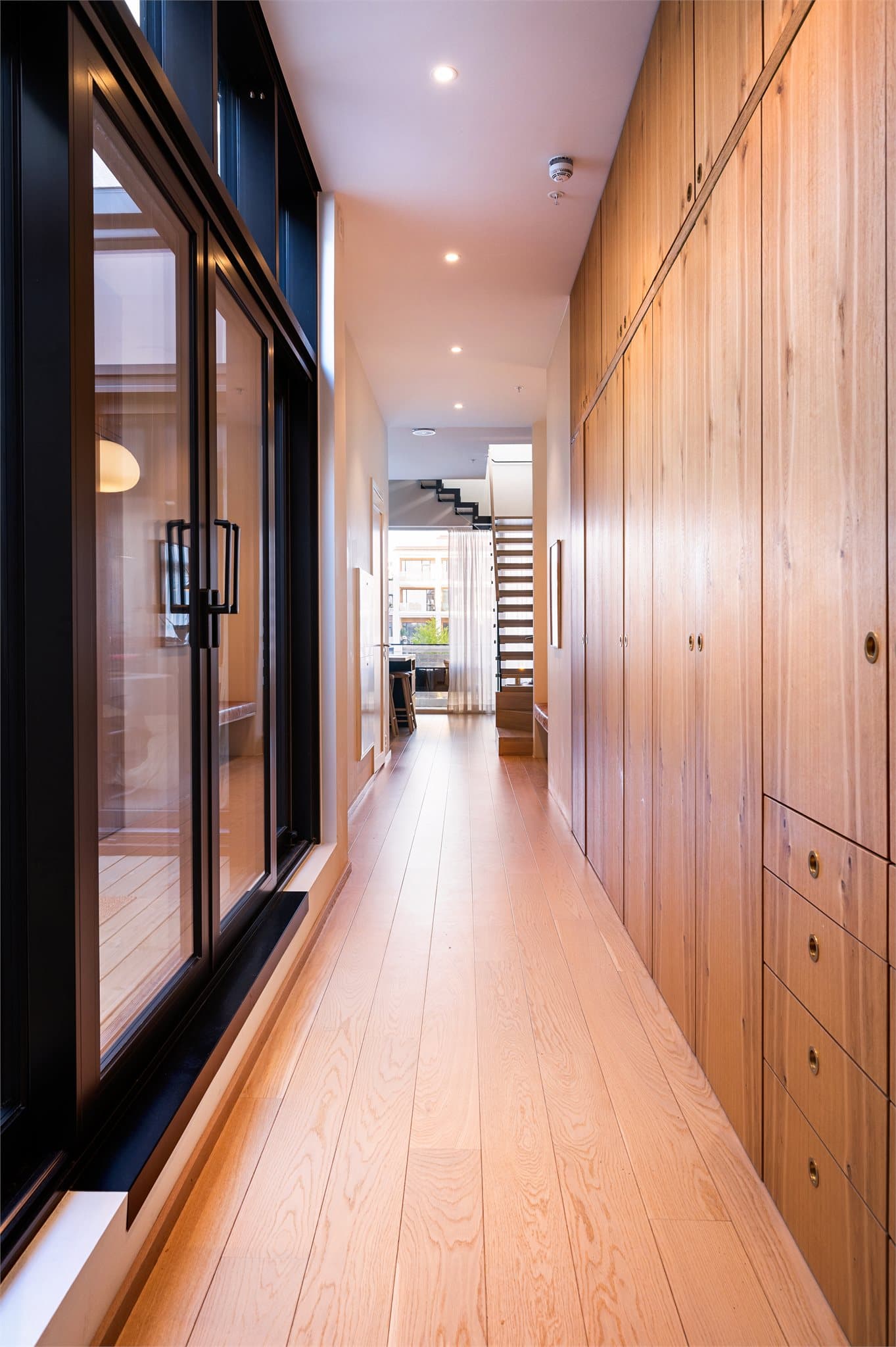 Her er det plassbygde garderobeskap i rustikk eik, som både gir rikelig med lagringsplass og et elegant preg på entréen.