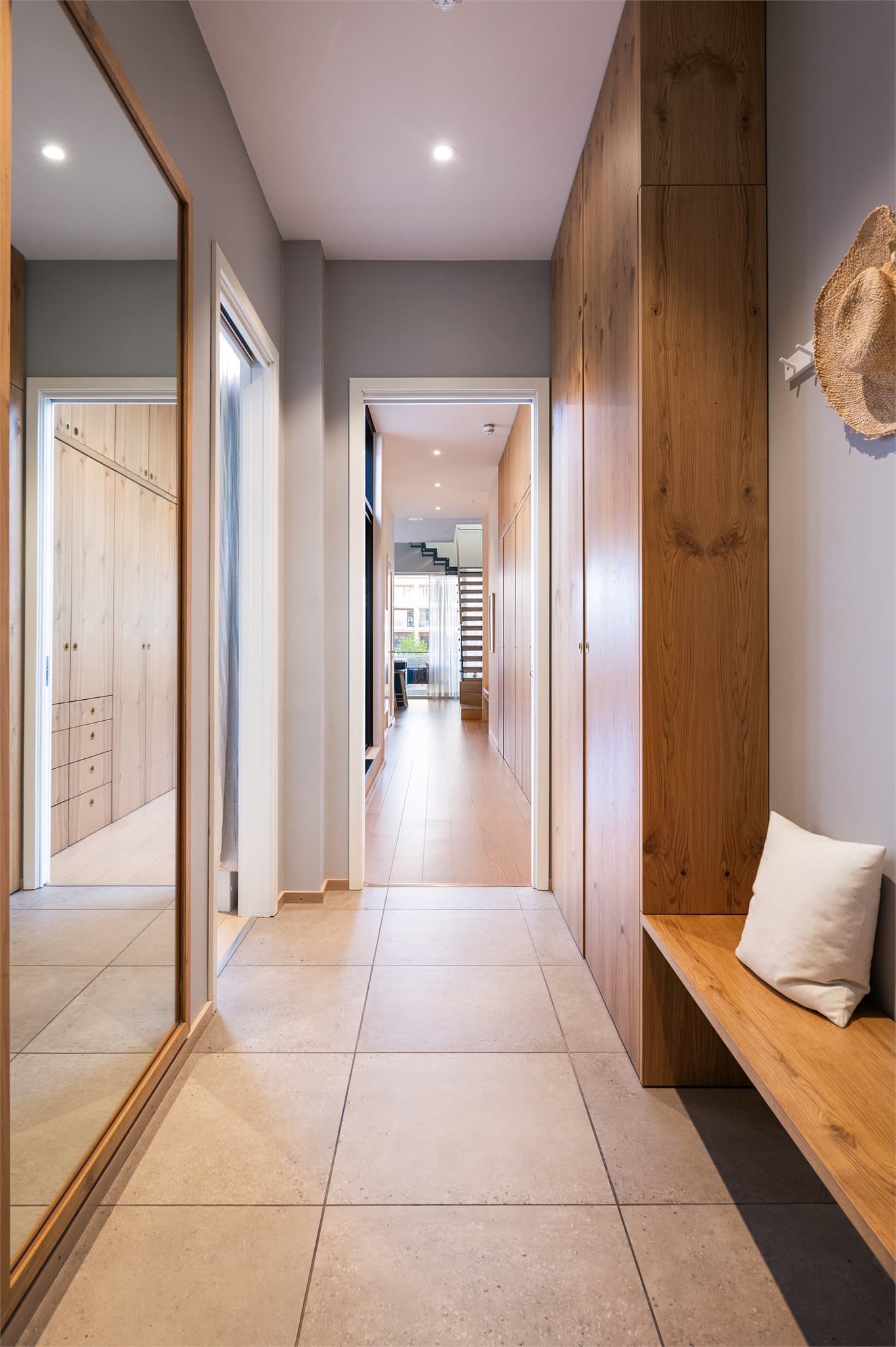 Entréen er romslig og innbydende, med flislagt gulv i tidløse gråtoner som skaper et moderne og stilrent preg.