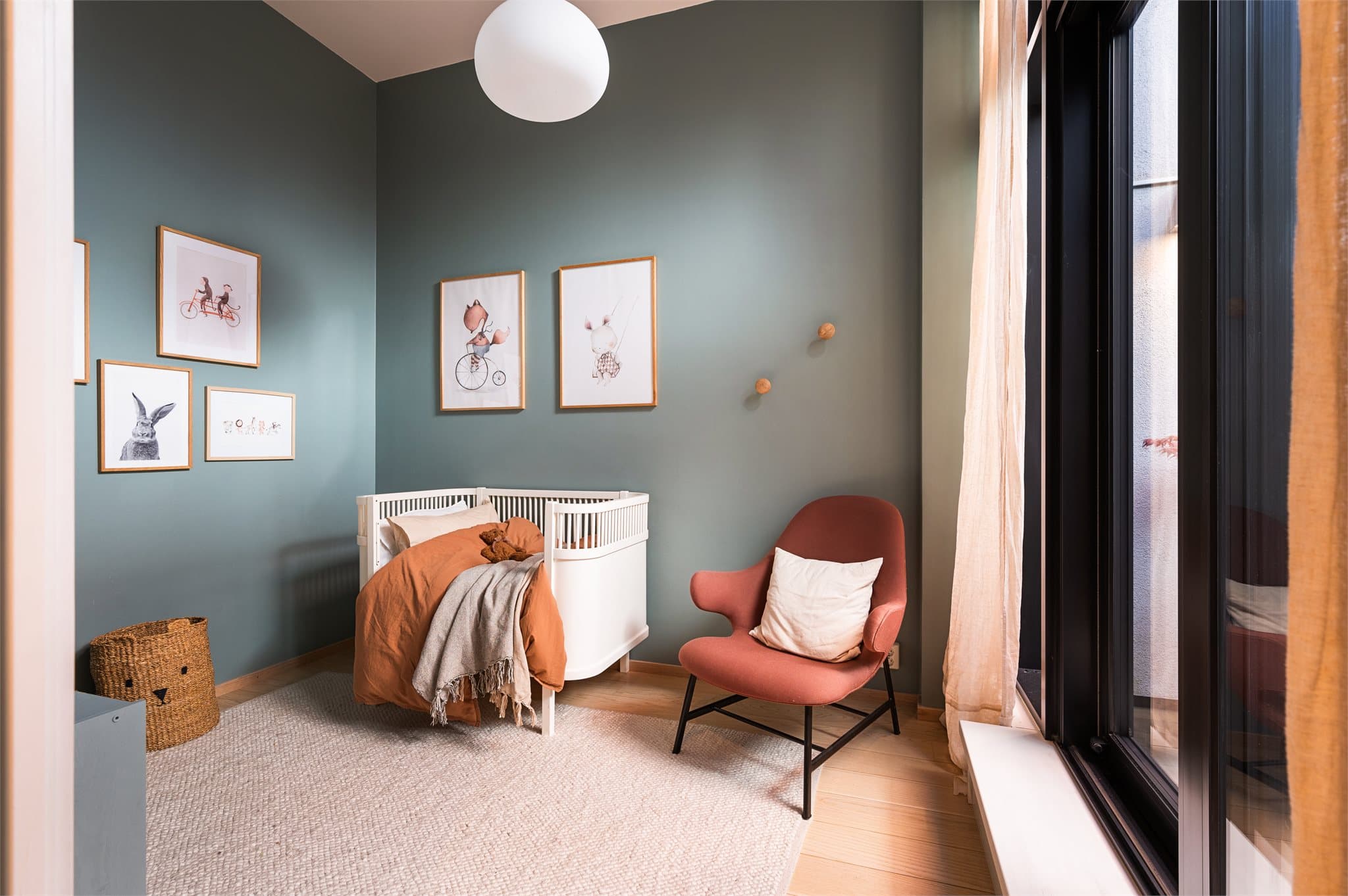 Soverommene er innredet med gjennomtenkte fargevalg og materialer av høy kvalitet.