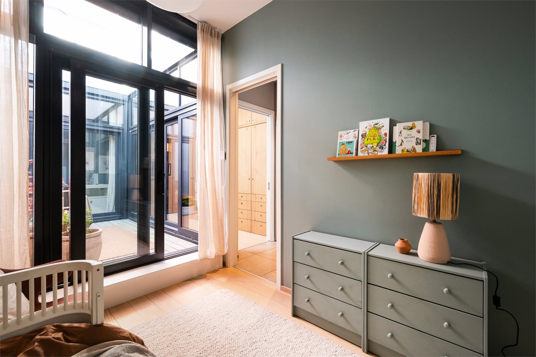 I første etasje finner du to elegante og innbydende soverom, som begge har direkte tilgang til et lyst atrium på 8,7 kvm.