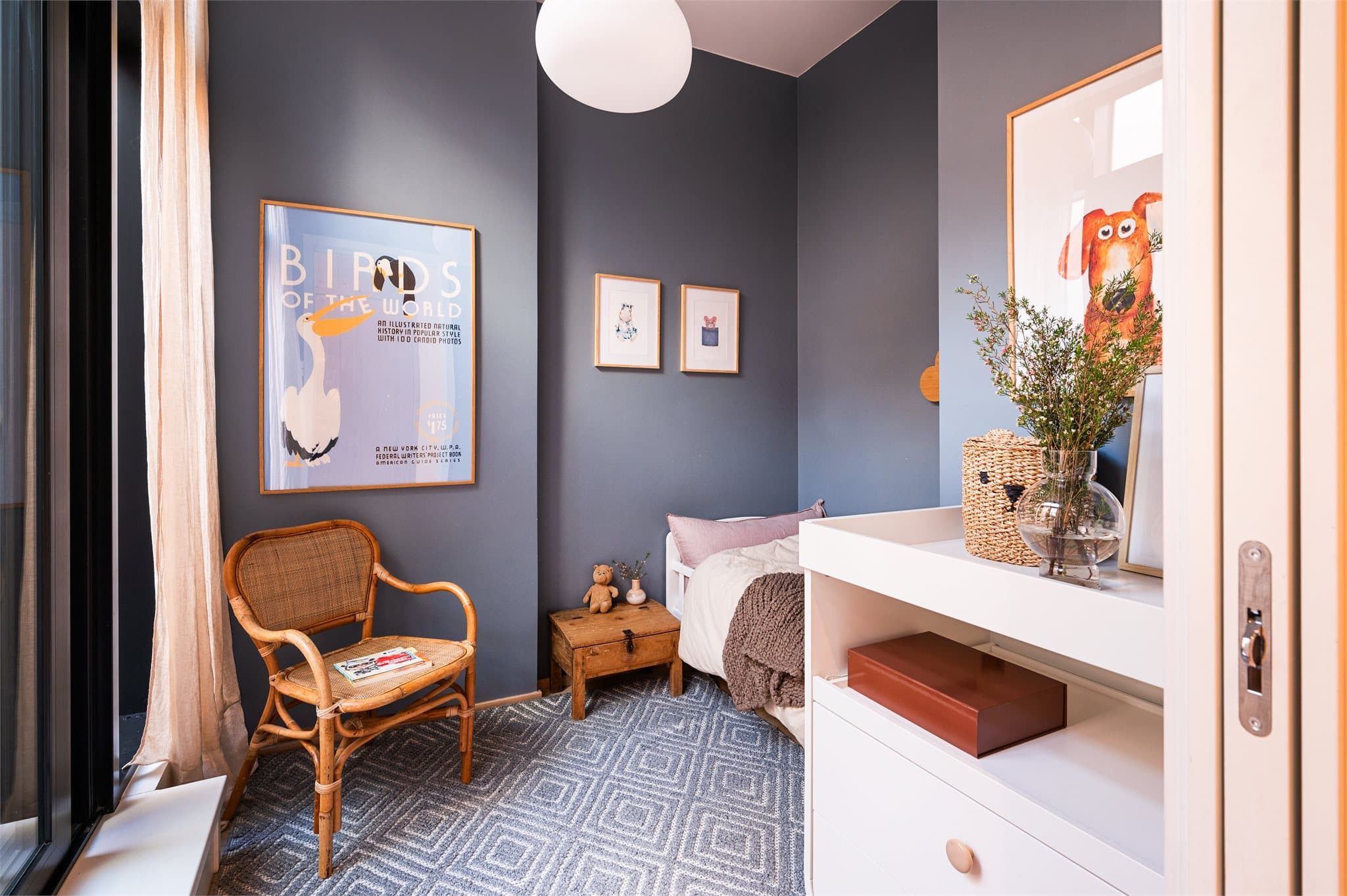 Begge rom egner seg godt som soverom for både voksne og barn, og de store vinduene gir en lys og romslig følelse.