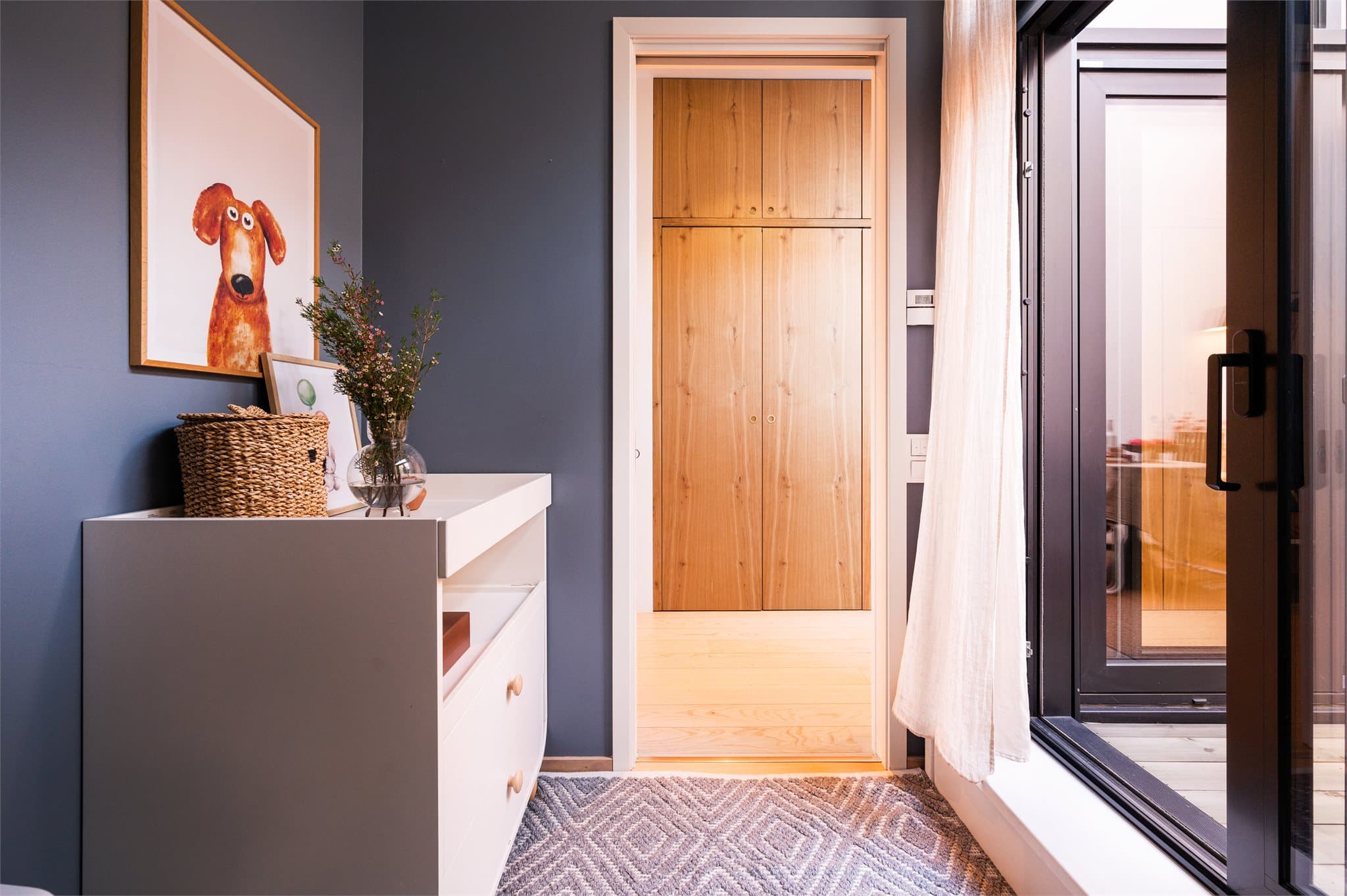 Direkte utgang til atriet fra begge soverommene gjør det enkelt å skape en luftig og åpen stemning i sommerhalvåret.