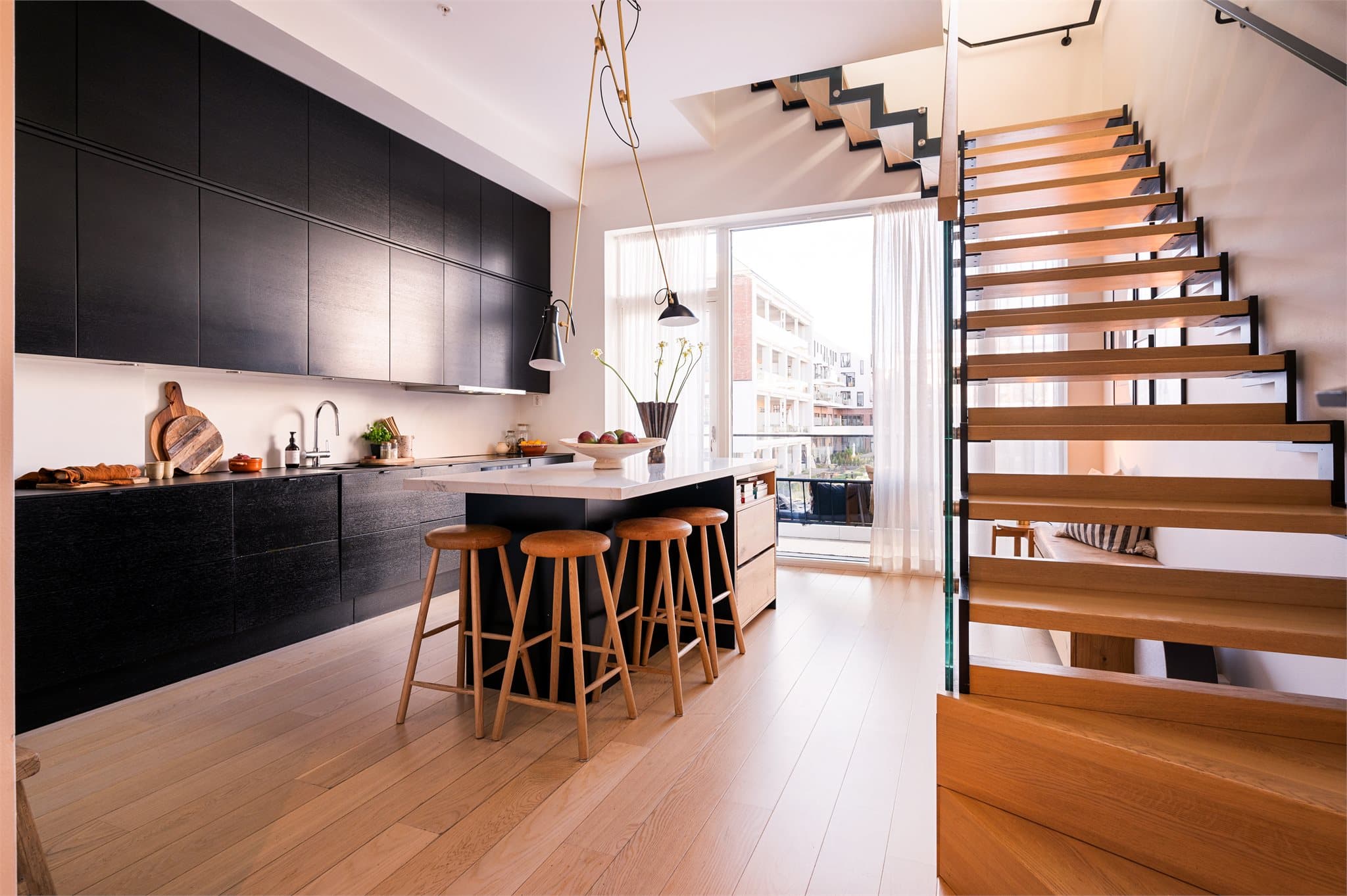 Leiligheten er utstyrt med et moderne og smakfullt kjøkken fra 2019.