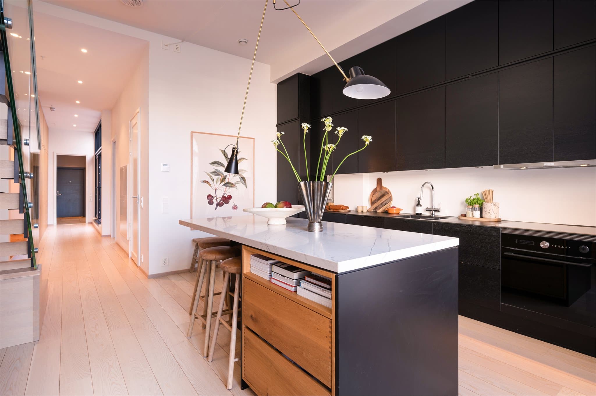 Med integrerte hvitevarer av høy kvalitet, som oppvaskmaskin, stekeovn, induksjonstopp og kjøl-/fryseskap, fremstår kjøkkenet som både praktisk og elegant.