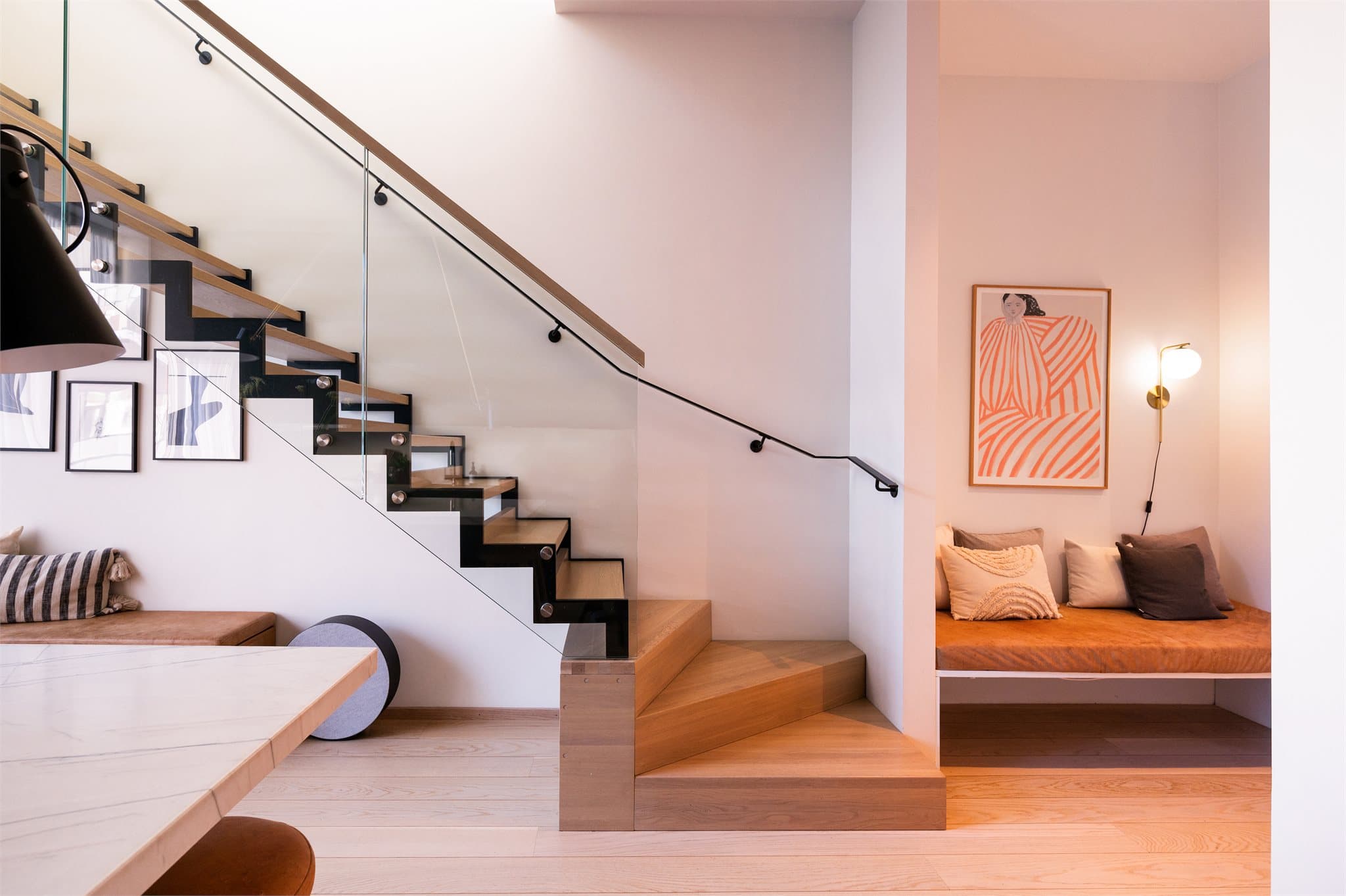 Alle gulv i hver etasje ble slipt i februar.