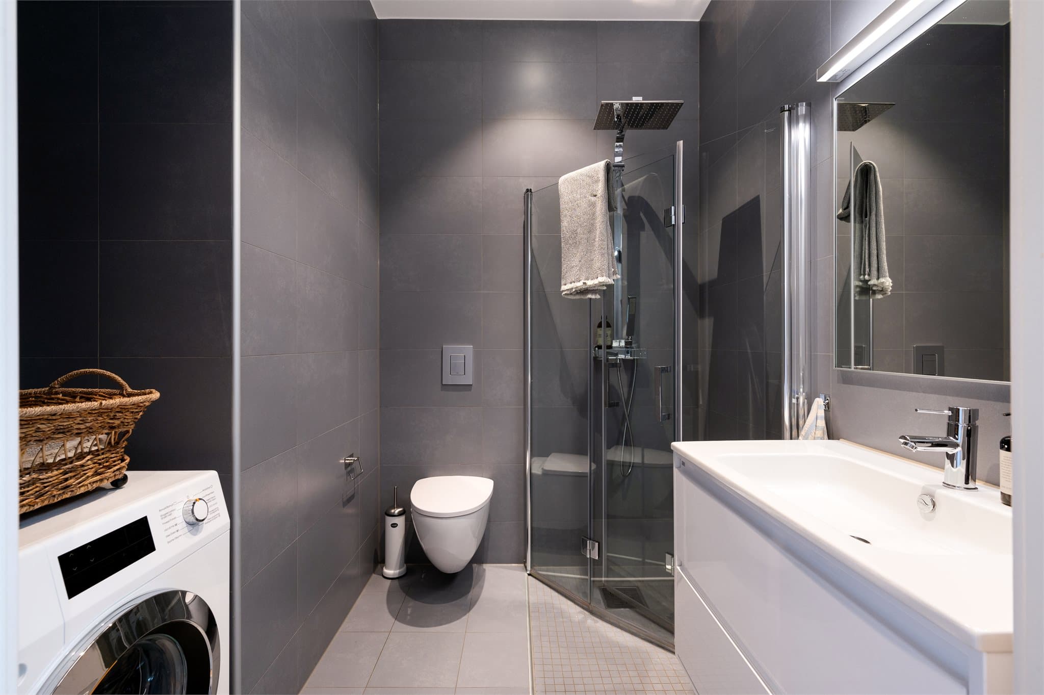 Stilrent og moderne baderom med vannbåren gulvvarme . En fin kombinasjon av funksjonalitet og elegante detaljer.