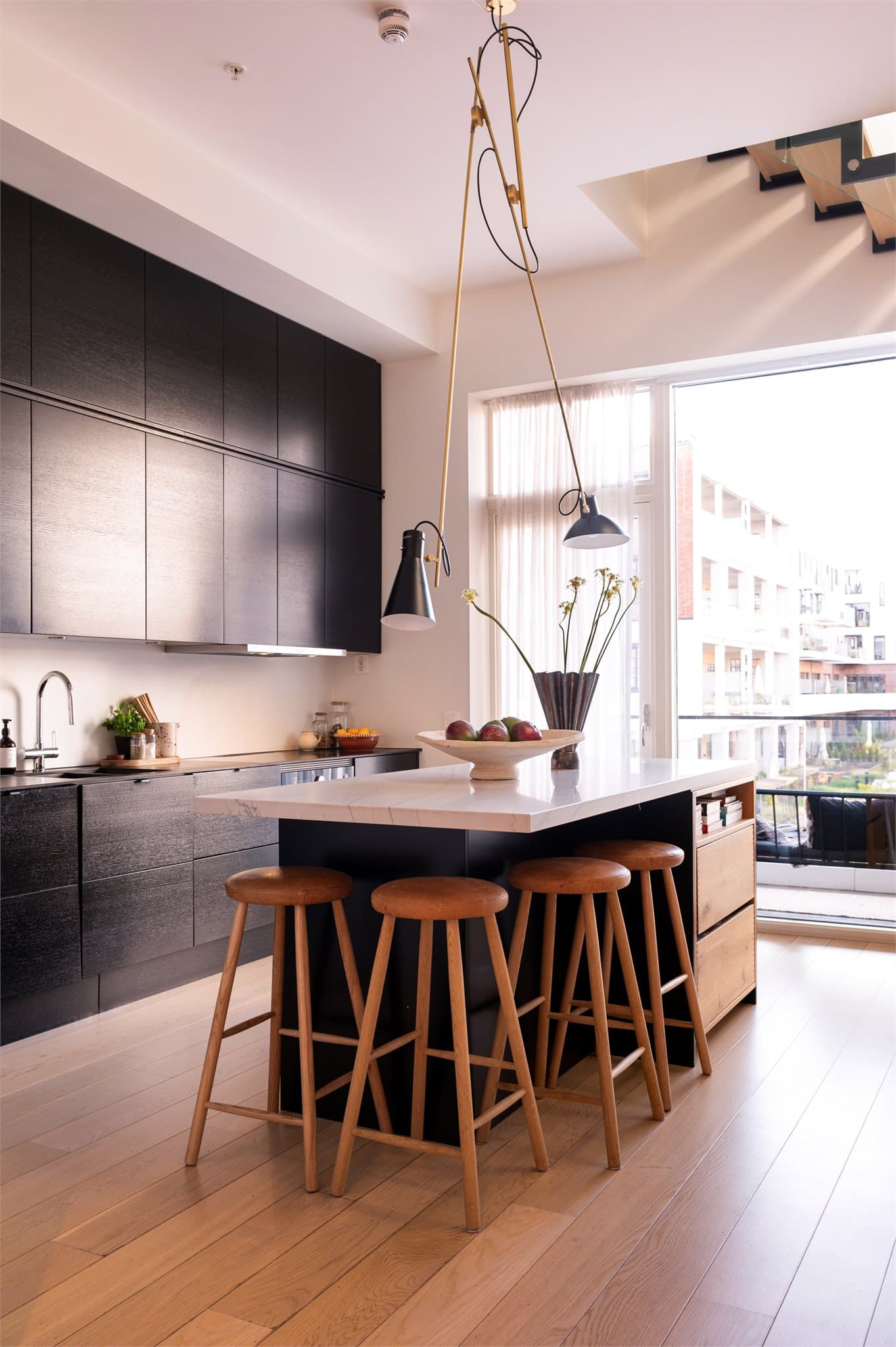 Kjøkken med god benke- og skapplass.