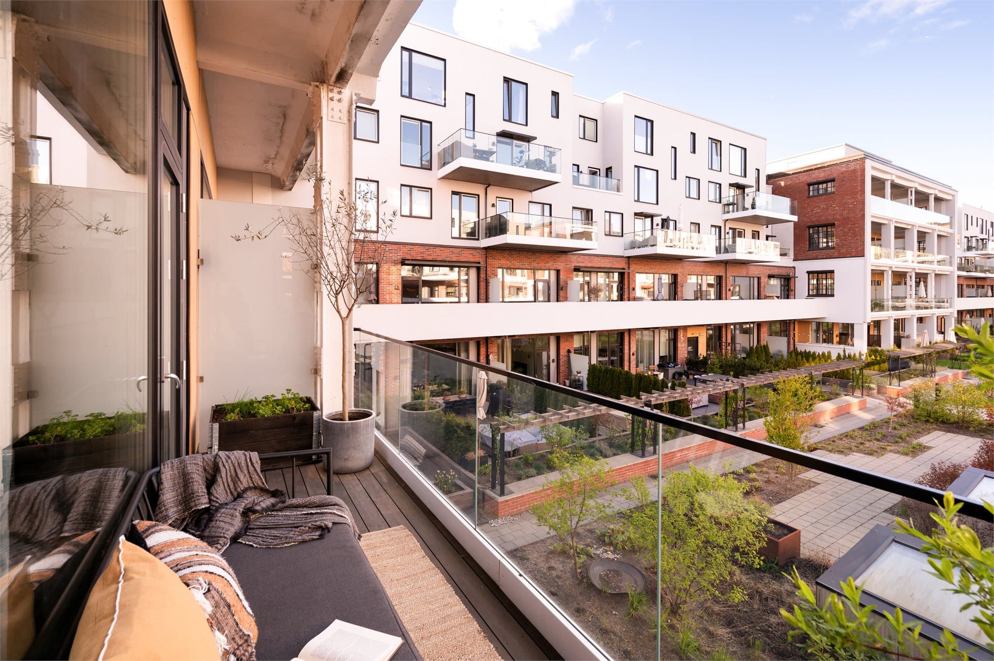 Kjøkkenet gir direkte tilgang til en koselig balkong på 6 kvm.