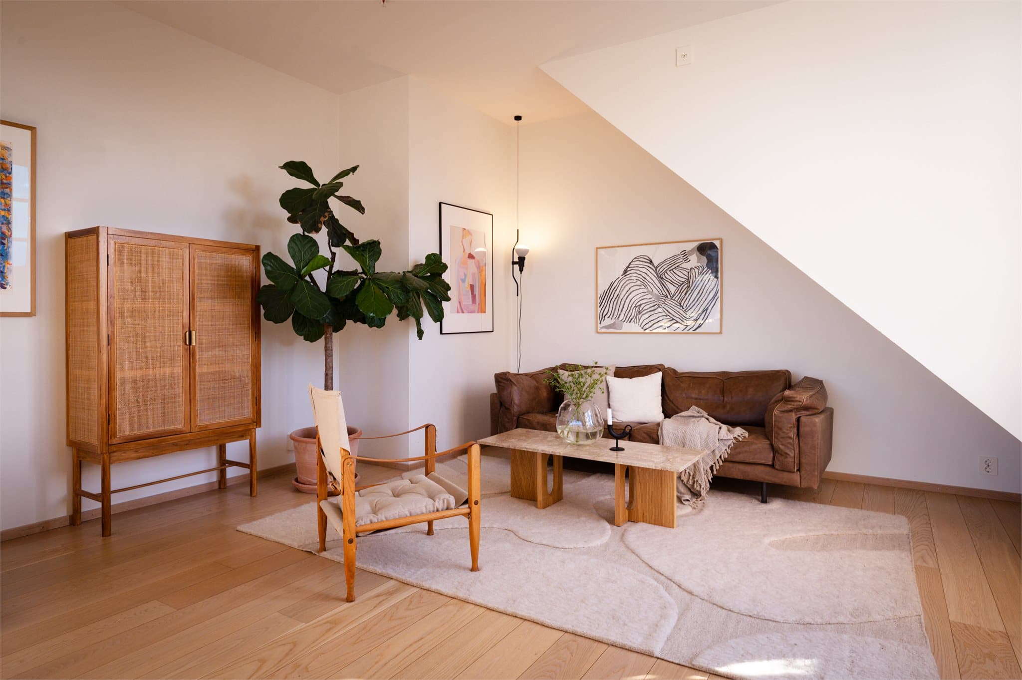 Stuen har enstavs eikeparkett som tilfører rommet en varm og eksklusiv karakter.