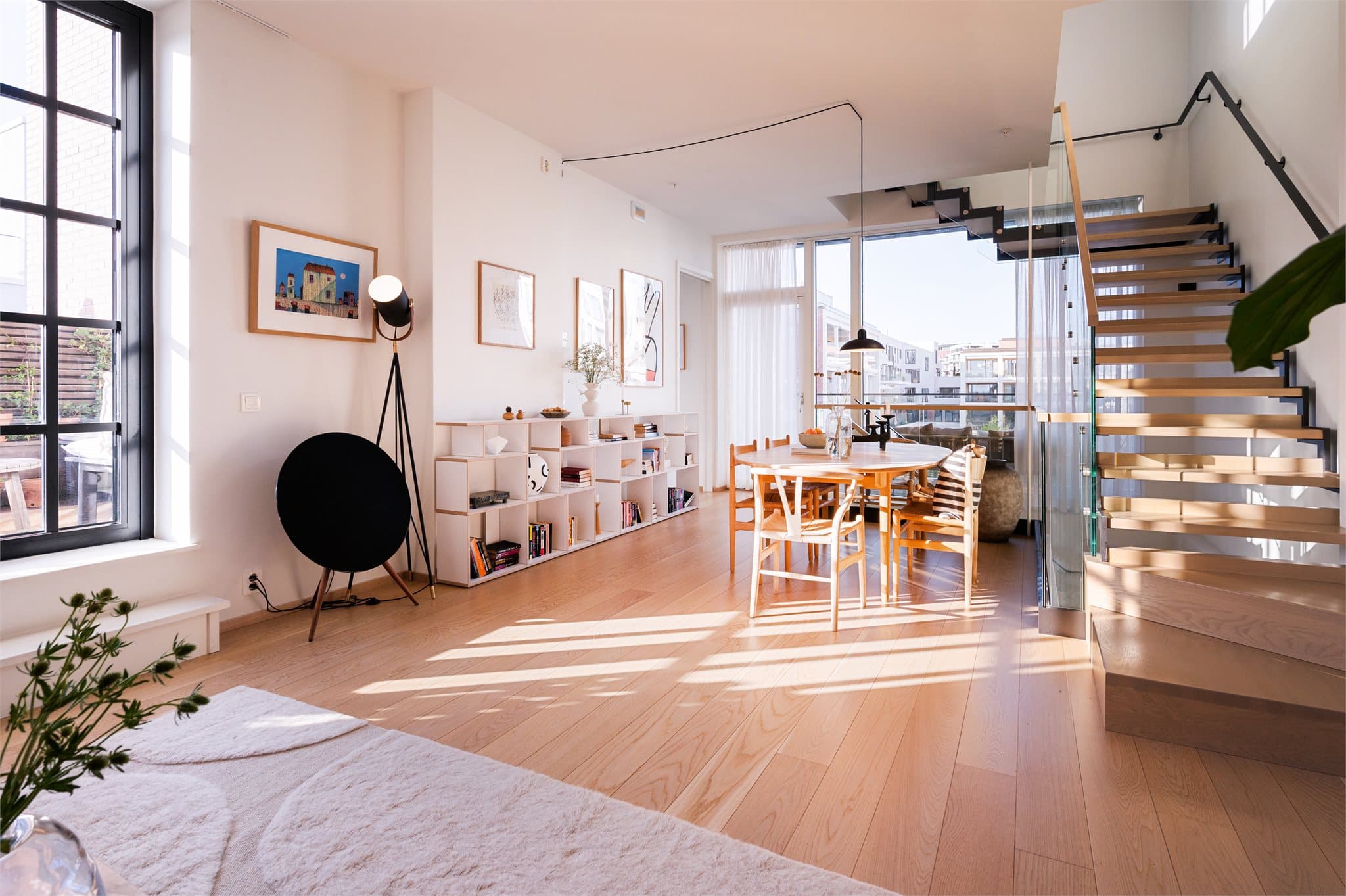 Gulv-til-tak-vinduer slipper inn rikelig med dagslys og bidrar til en åpen og luftig romopplevelse.