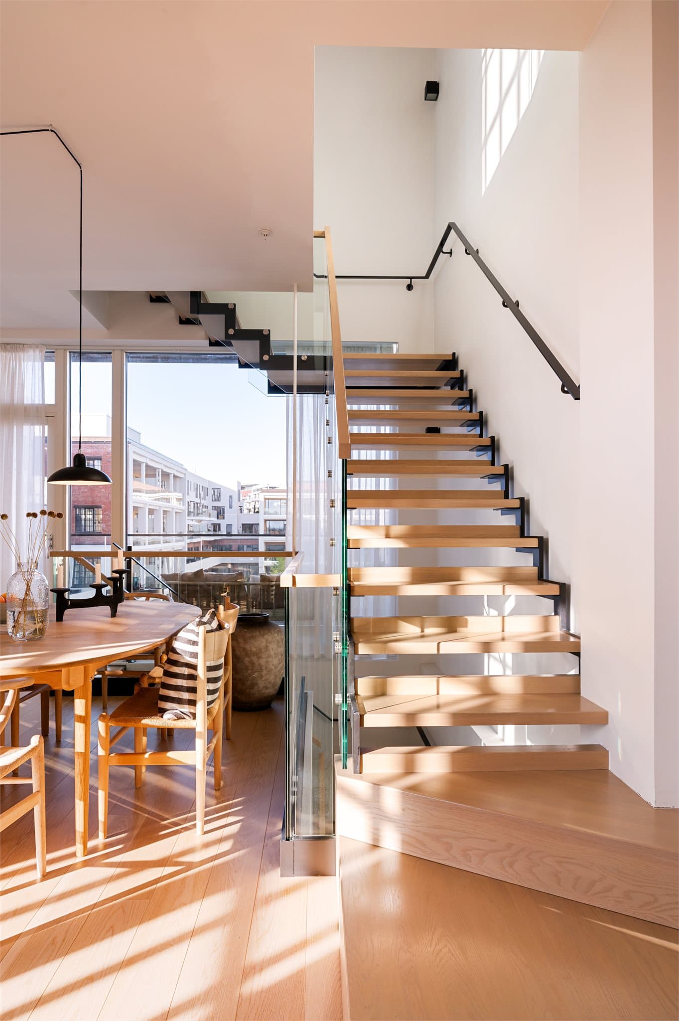 Den generøse takhøyden bidrar til en åpen og behagelig atmosfære.