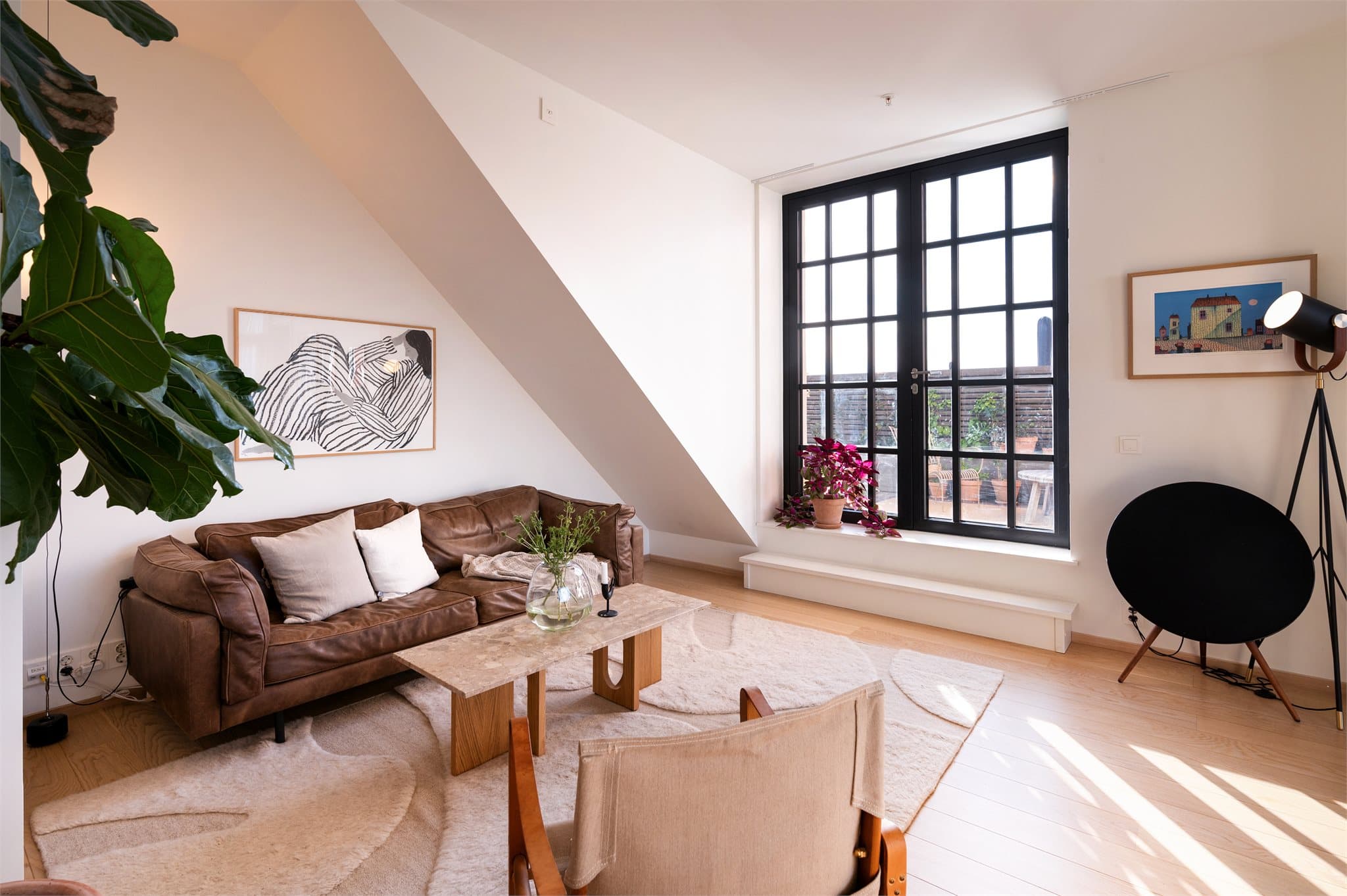 Planløsningen gir stor fleksibilitet i møbleringen, enten du ønsker en sosial sone eller en mer tilbaketrukket og lun atmosfære.