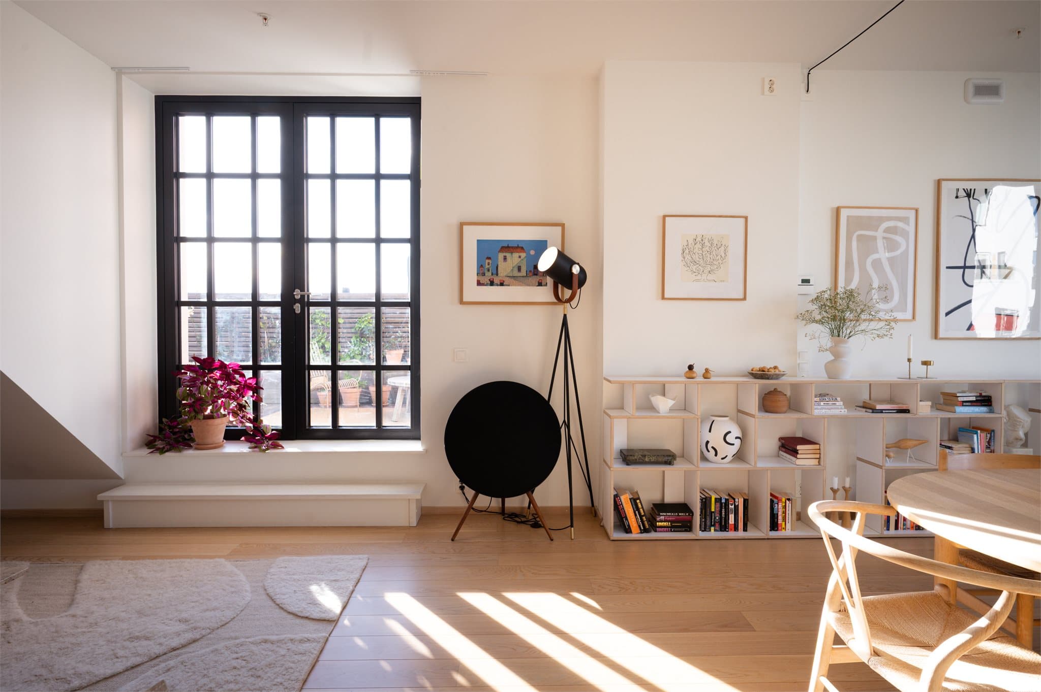 Med sin generøse størrelse er stuen godt egnet for å dele inn i ulike soner etter behov og livsstil.