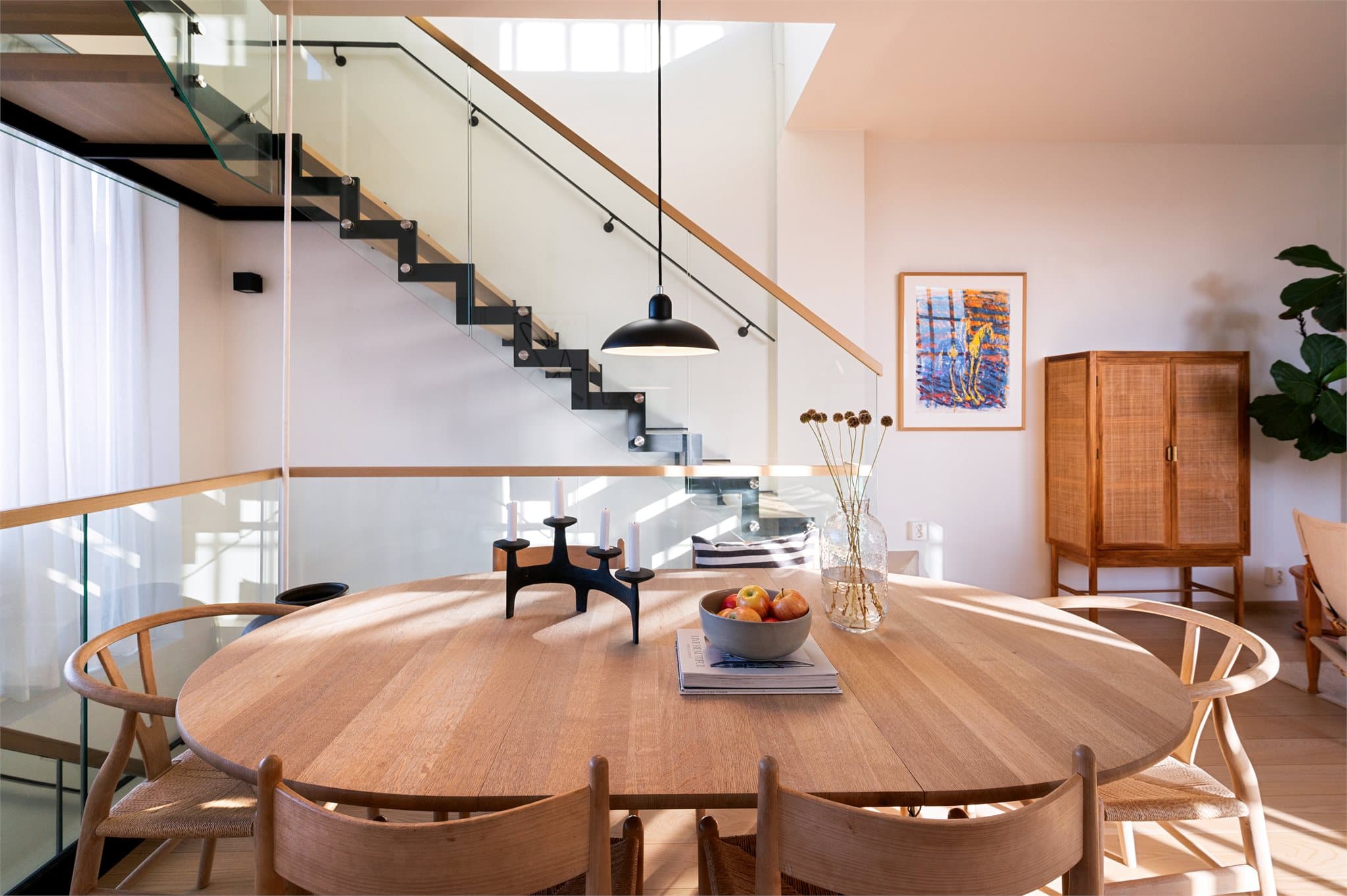 God plass til spisebord hvor du kan invitere venner og familie på hyggelige sammenkomster.