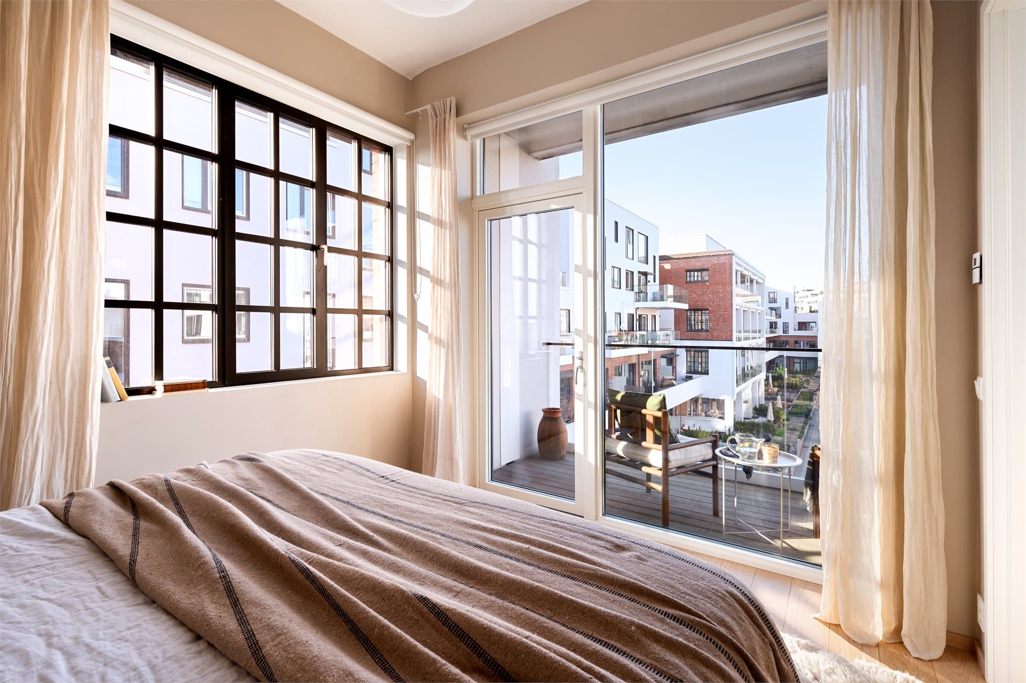 Fra soverommet er det direkte utgang til en trivelig balkong.