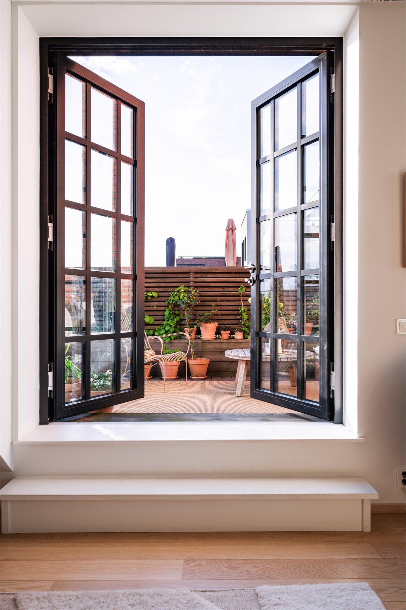 Fra stuen er det utgang til to fantastiske uteområder, noe som gir etasjen en ekstra attraktiv kvalitet.