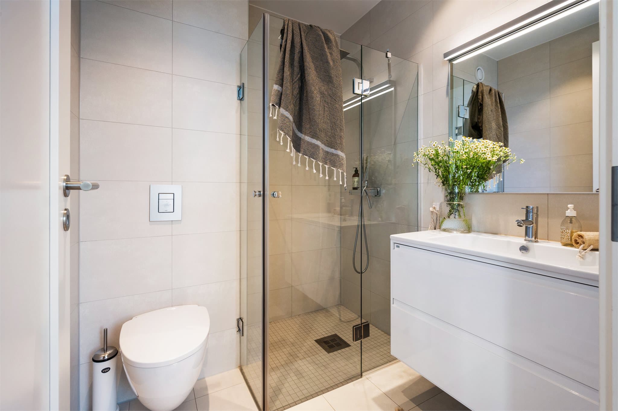 Moderne og innbydende bad, med elegante fliser på gulv og vegger - vannbåren gulvvarme.