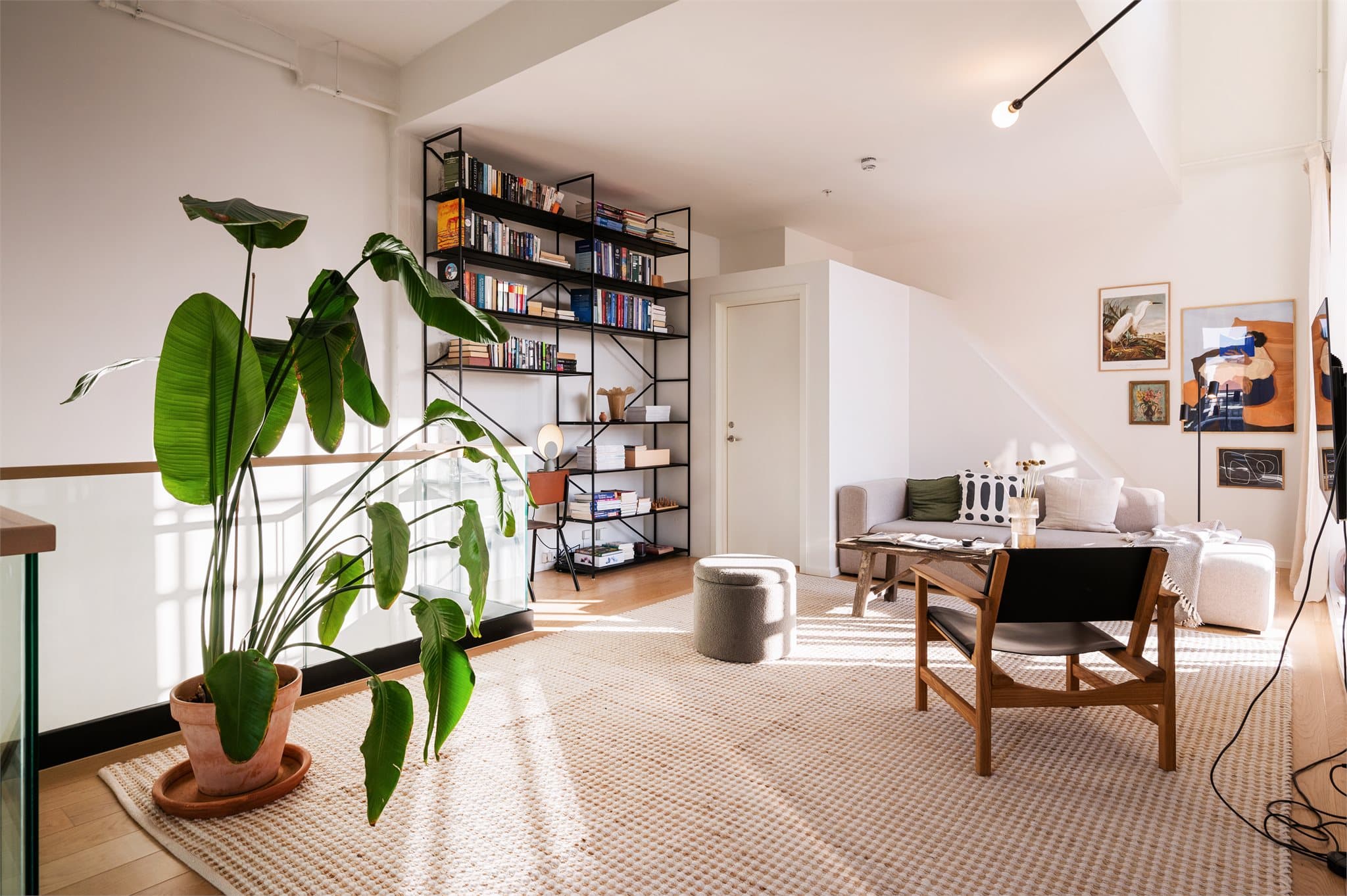 Rommet tilbyr fleksible møbleringsmuligheter som enkelt kan tilpasses ulike behov.