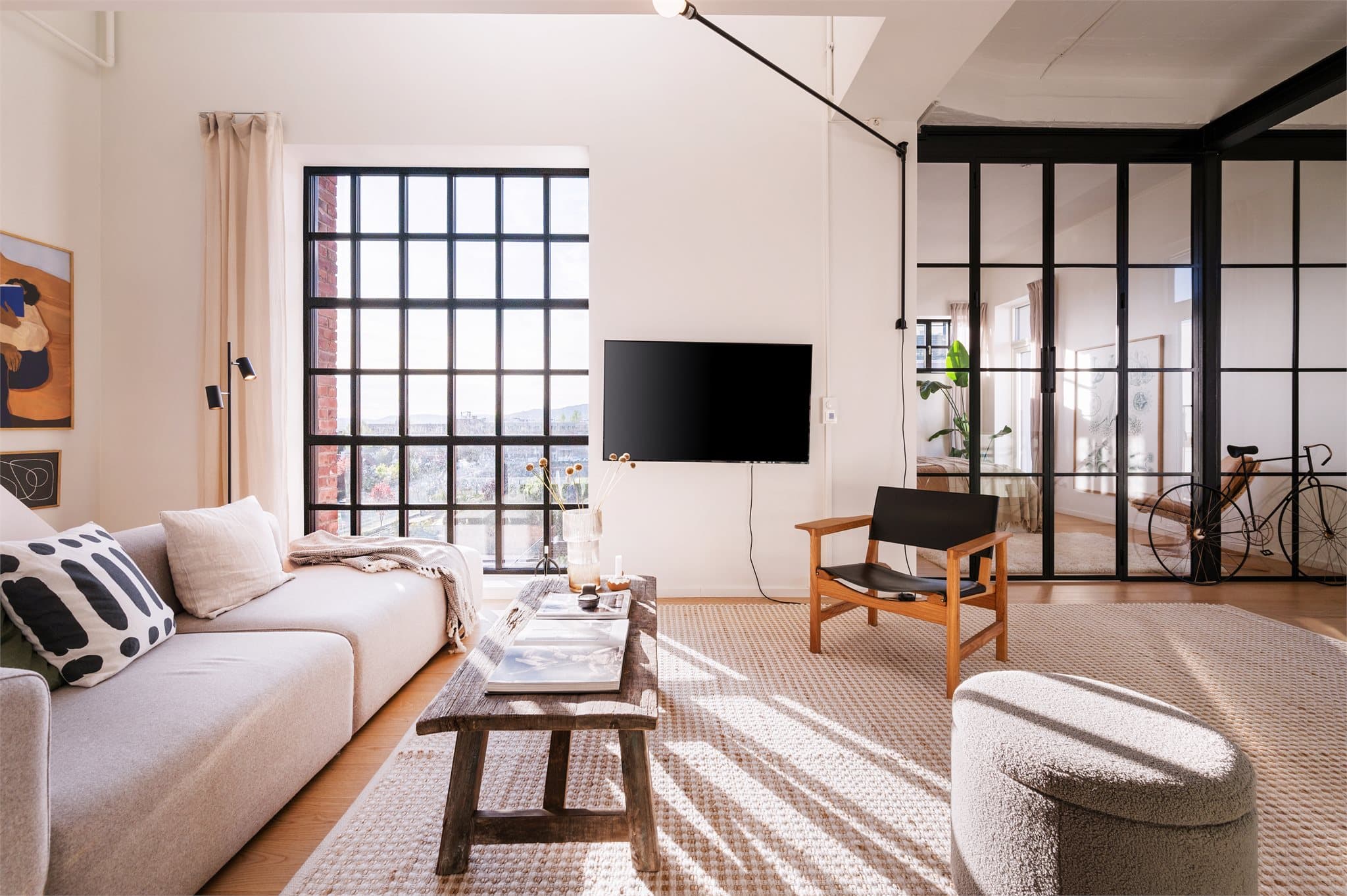 Sorte vindusrammer og trappegelender setter et moderne preg og tilfører stuen et eksklusivt uttrykk