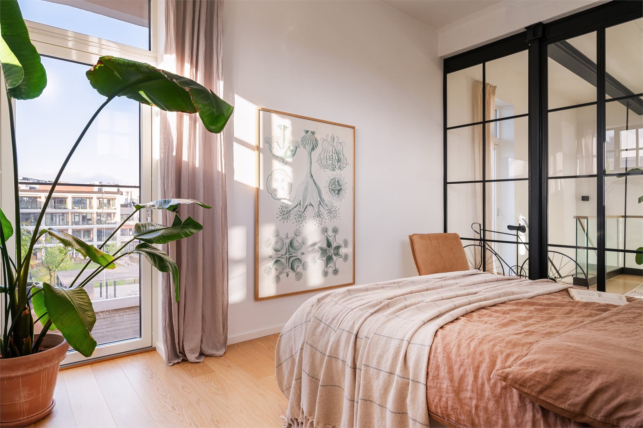 Soverommet har direkte utgang til en koselig balkong på 14 kvm, perfekt for morgenkaffen eller ettermiddagssolen.