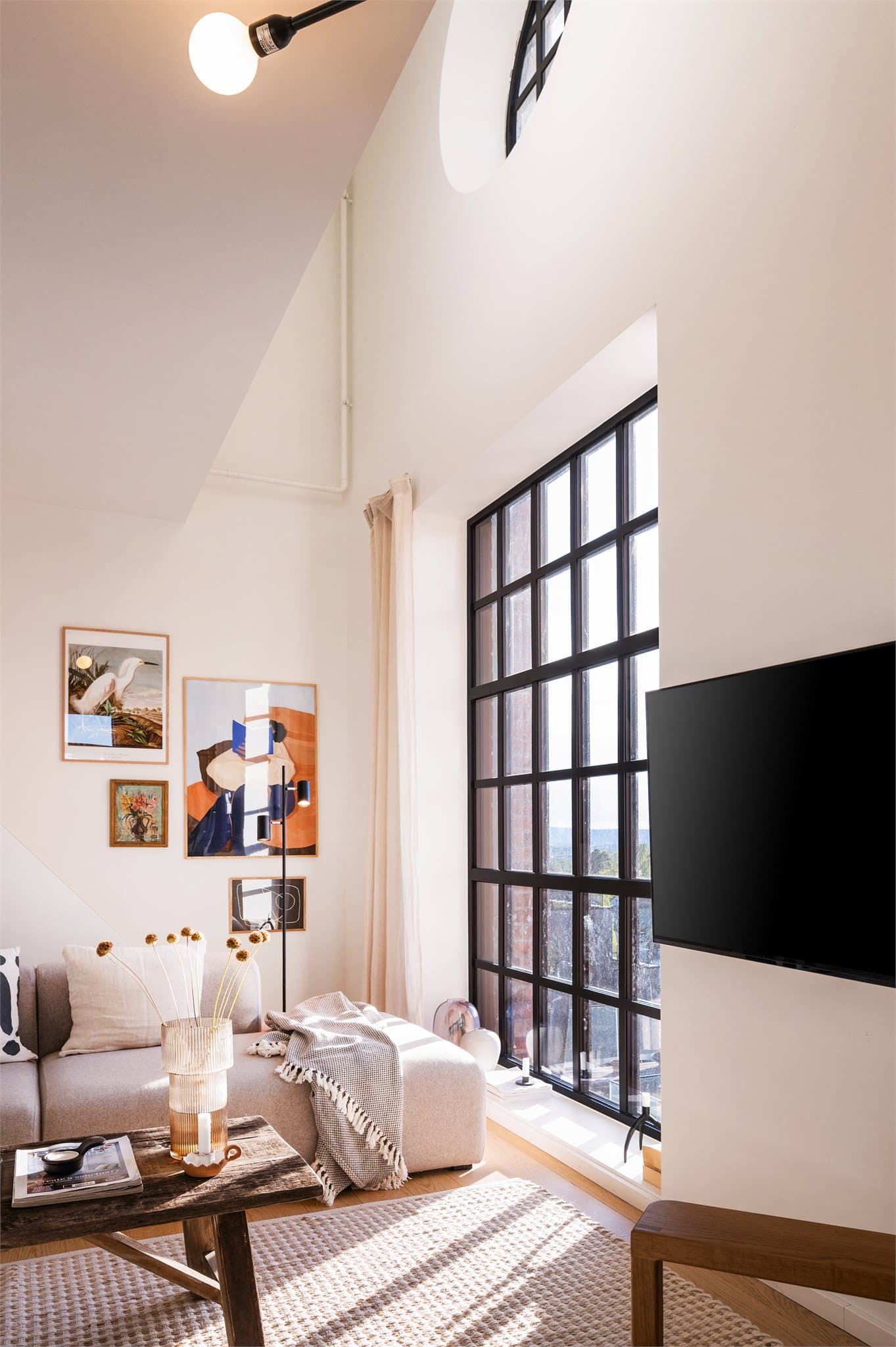 Rause vindusflater sørger for godt med naturlig lysinnslipp og skaper en trivelig atmosfære.