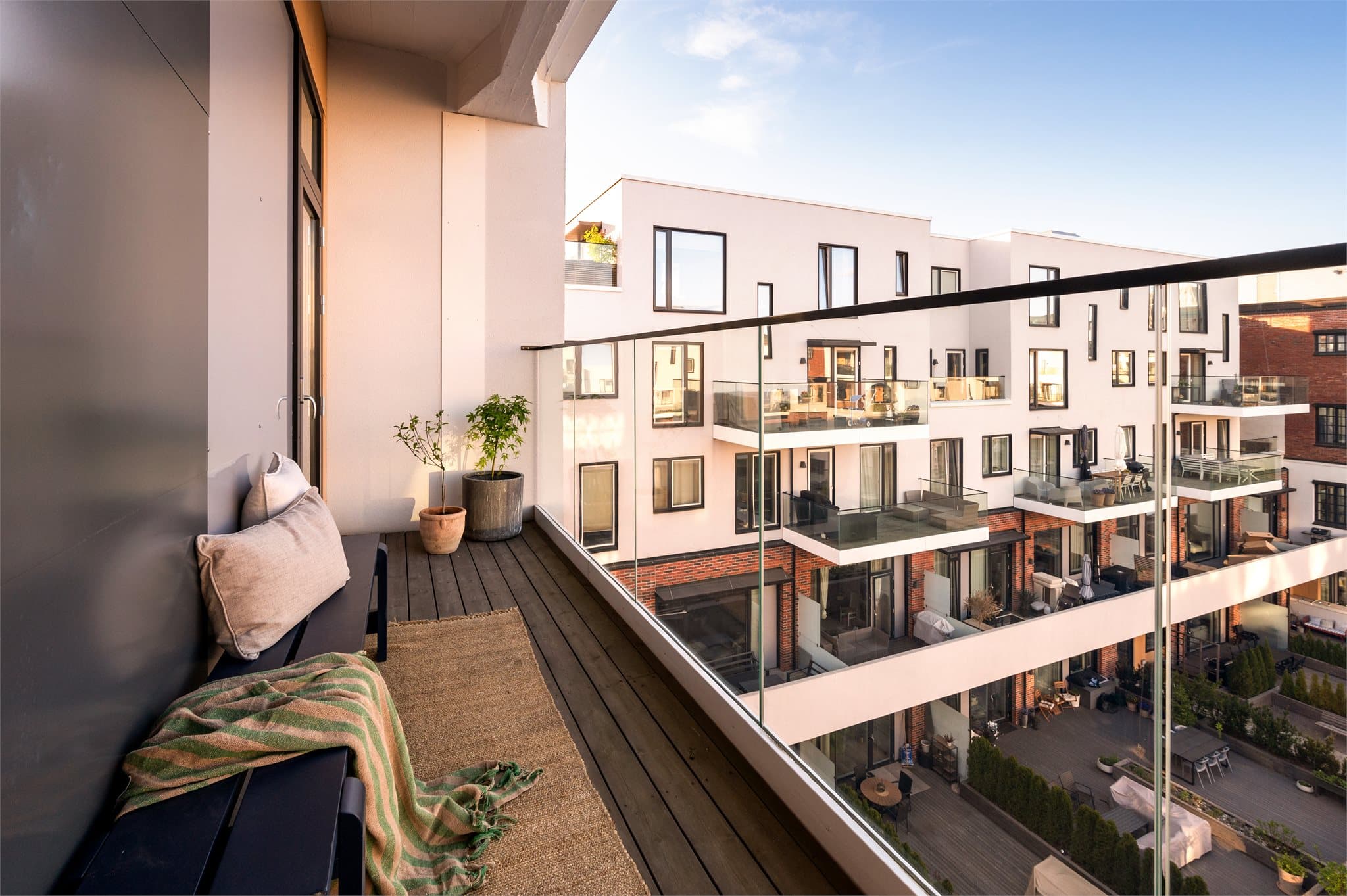 Balkongen måler 14 m² og fungerer som en naturlig forlengelse av rommet , perfekt for å nyte rolige stunder ute.