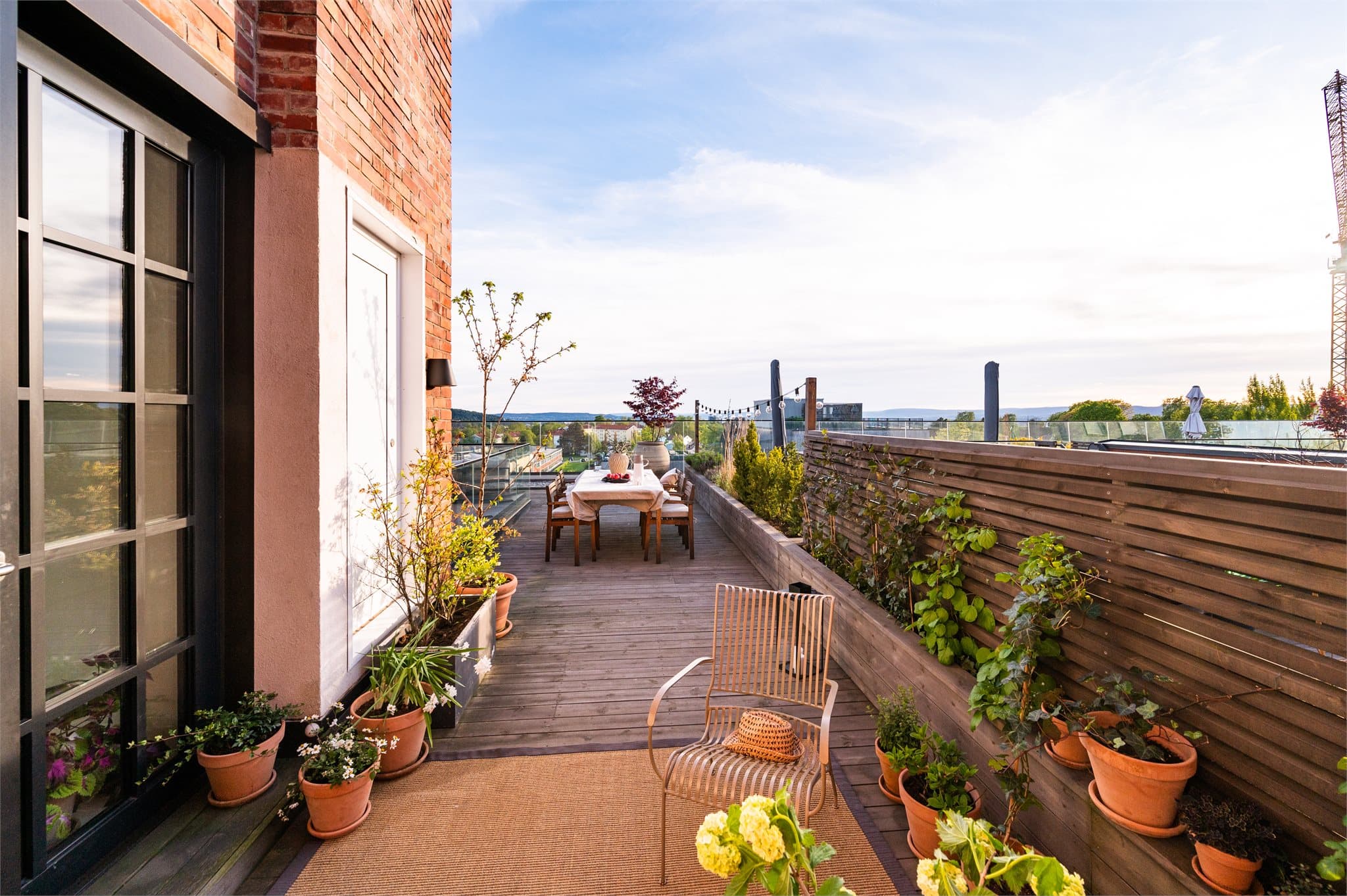 En eksklusiv leilighet der moderne arkitektur møter et elegant og tidløst interiør.