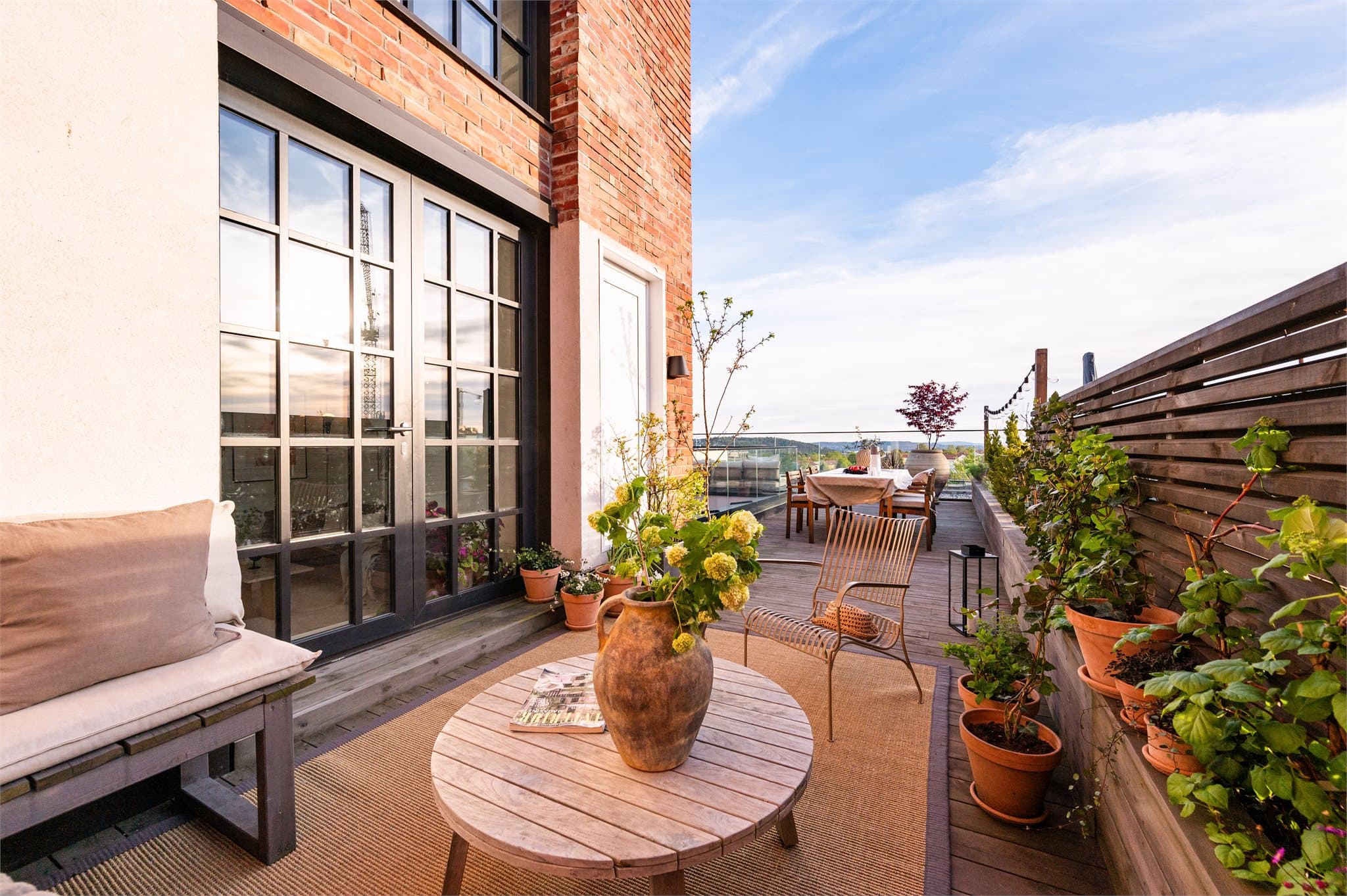 Den sydvestvendte takterrassen på hele 51 kvm byr på rikelig med plass og sol gjennom store deler av dagen.