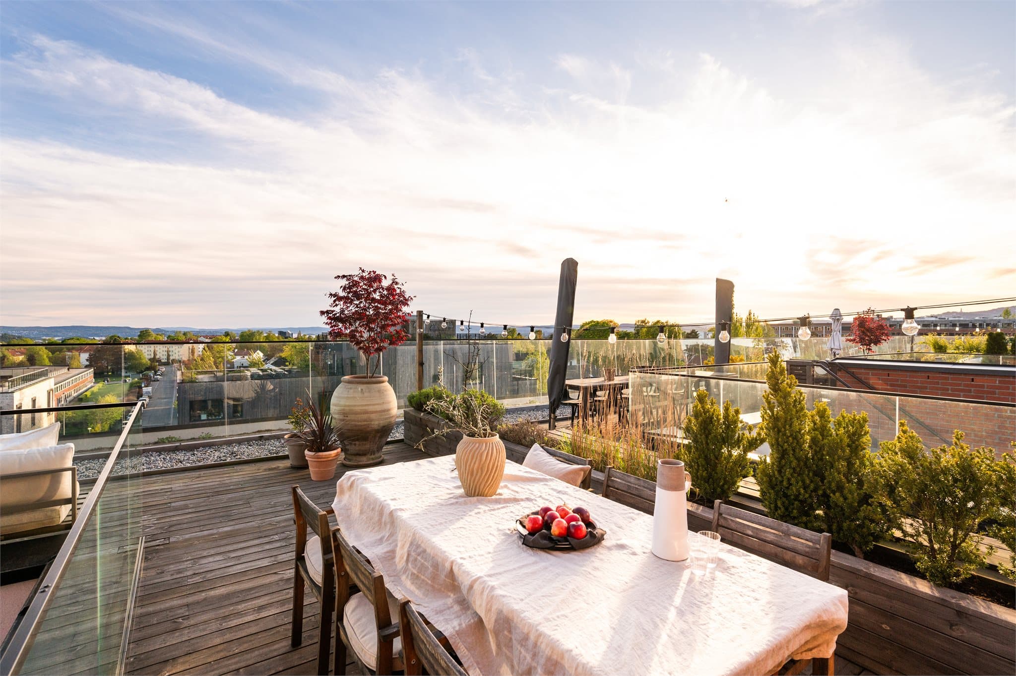 Her finner du en solrik oase med solforhold fra formiddag til kveld – perfekt for både avslapning og sosiale sammenkomster.