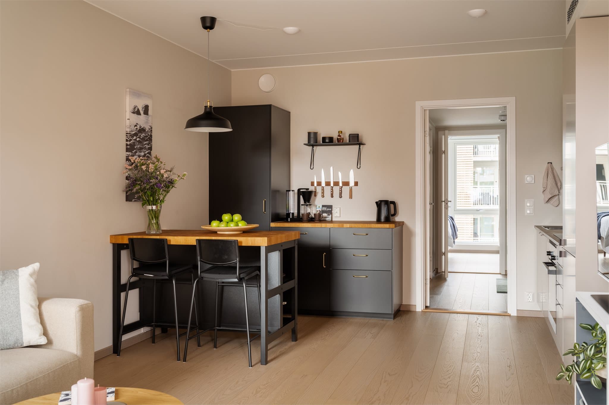 Vakker enstavs eikeparkett på gulv og oppvarming via vannbåren gulvvarme.