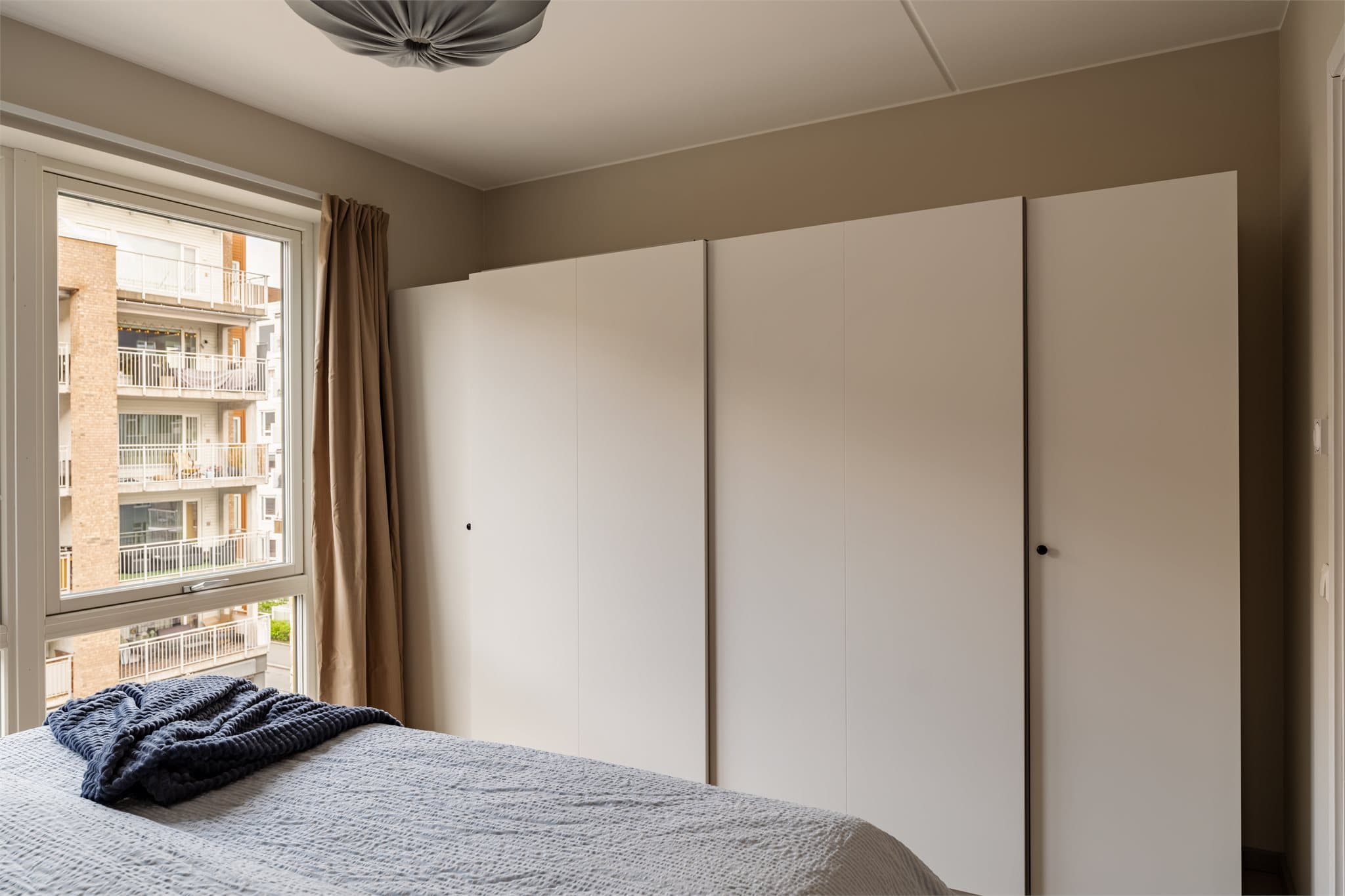 Her får dere mye lagringsplass i en stor garderobe.