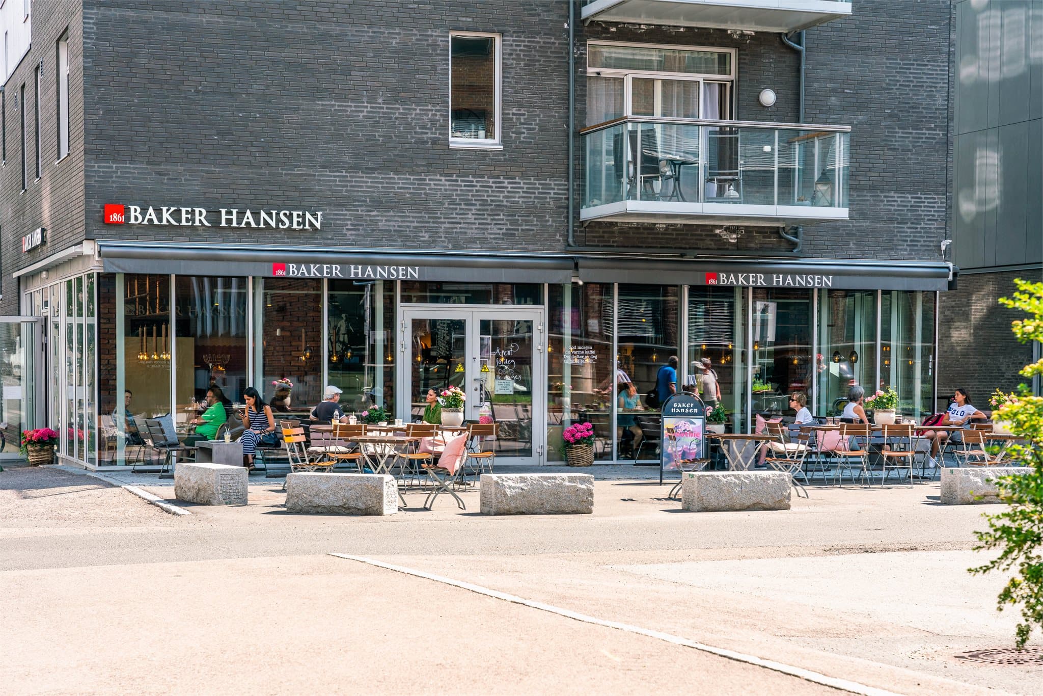 Start dagen med fersk kaffe og bakverk fra populære Baker Hansen – kun en kort spasertur unna.