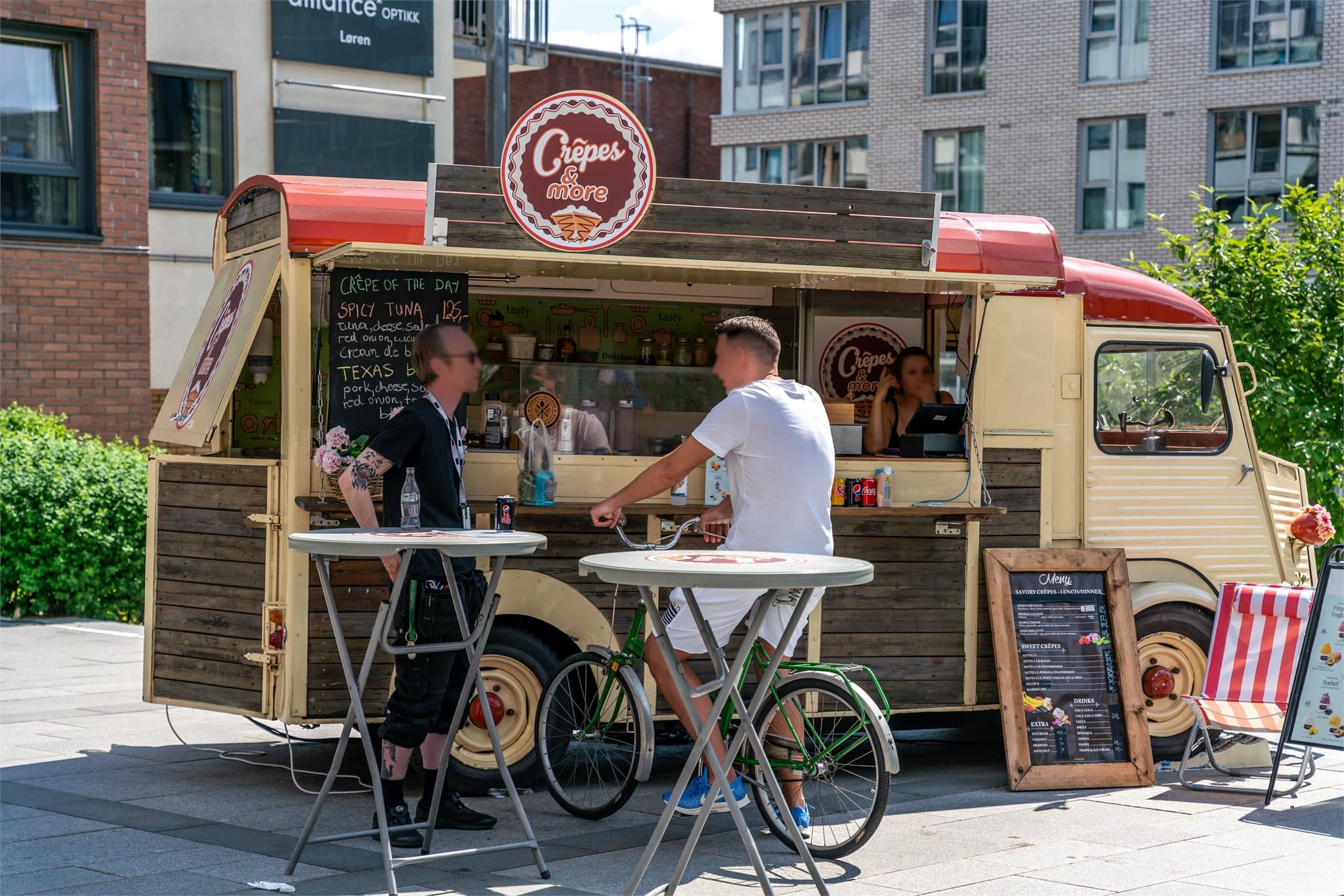 Nabolaget byr på et godt utvalg av caféer, restauranter og møteplasser med en urban atmosfære.