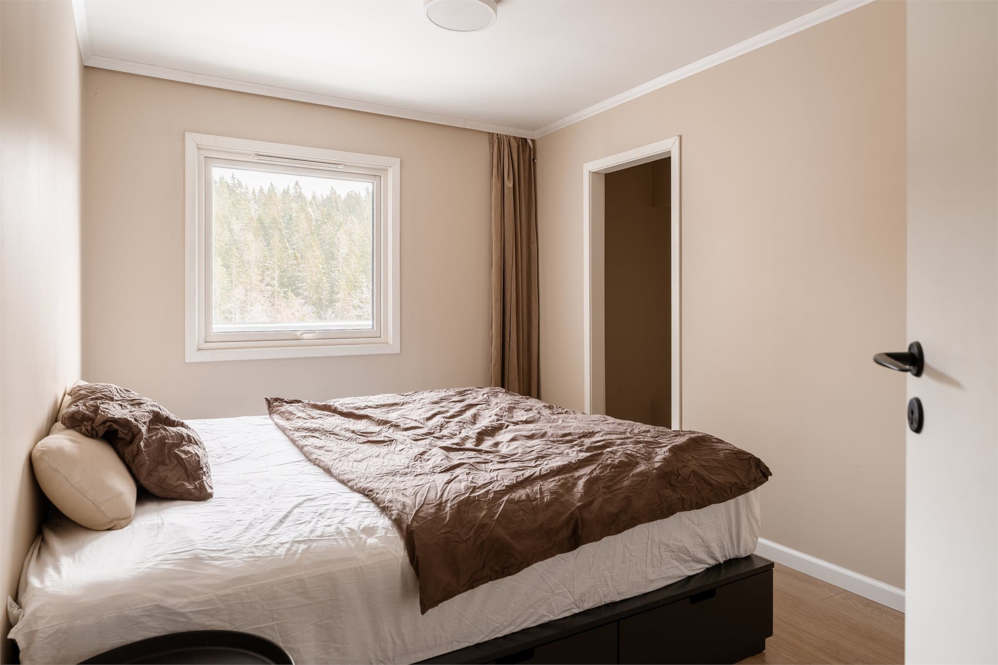 Leiligheten har totalt fem soverom, noe som gir stor fleksibilitet for ulike behov.