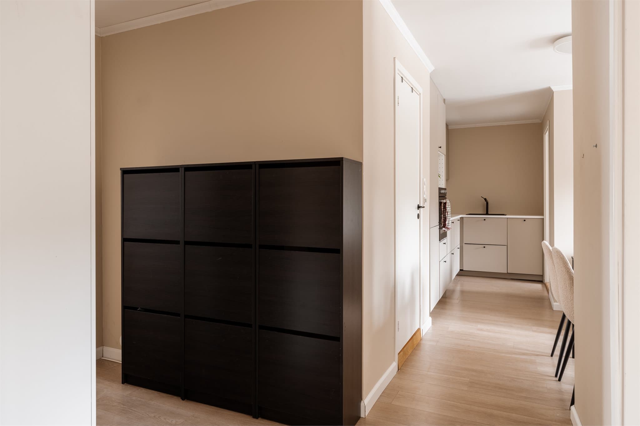 Boligen har en smart rominndeling som er praktisk delt i to velfungerende soner.