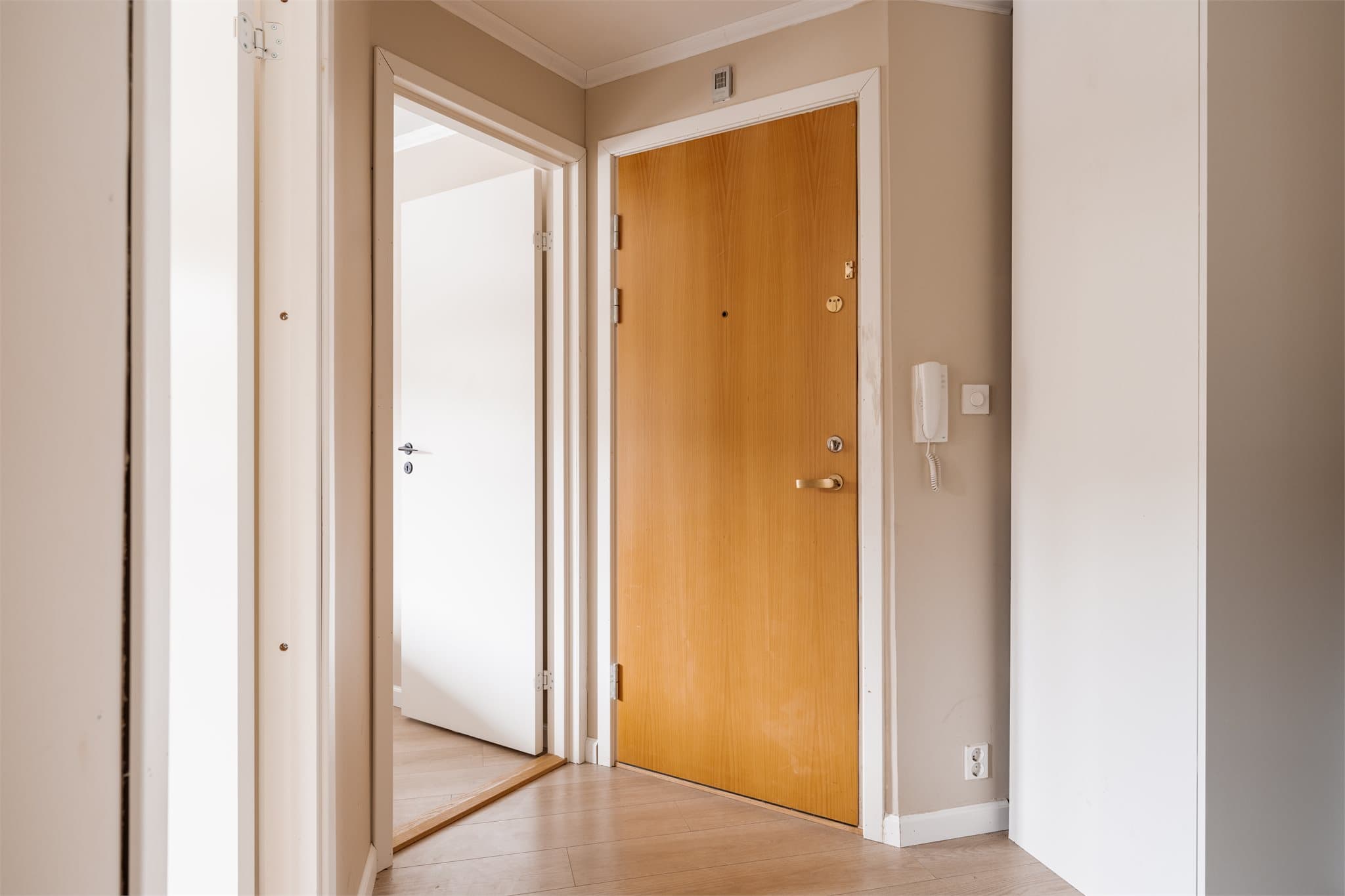 Entréen fungerer som et bindeledd i leiligheten og har dørcalling for enkel adkomst.